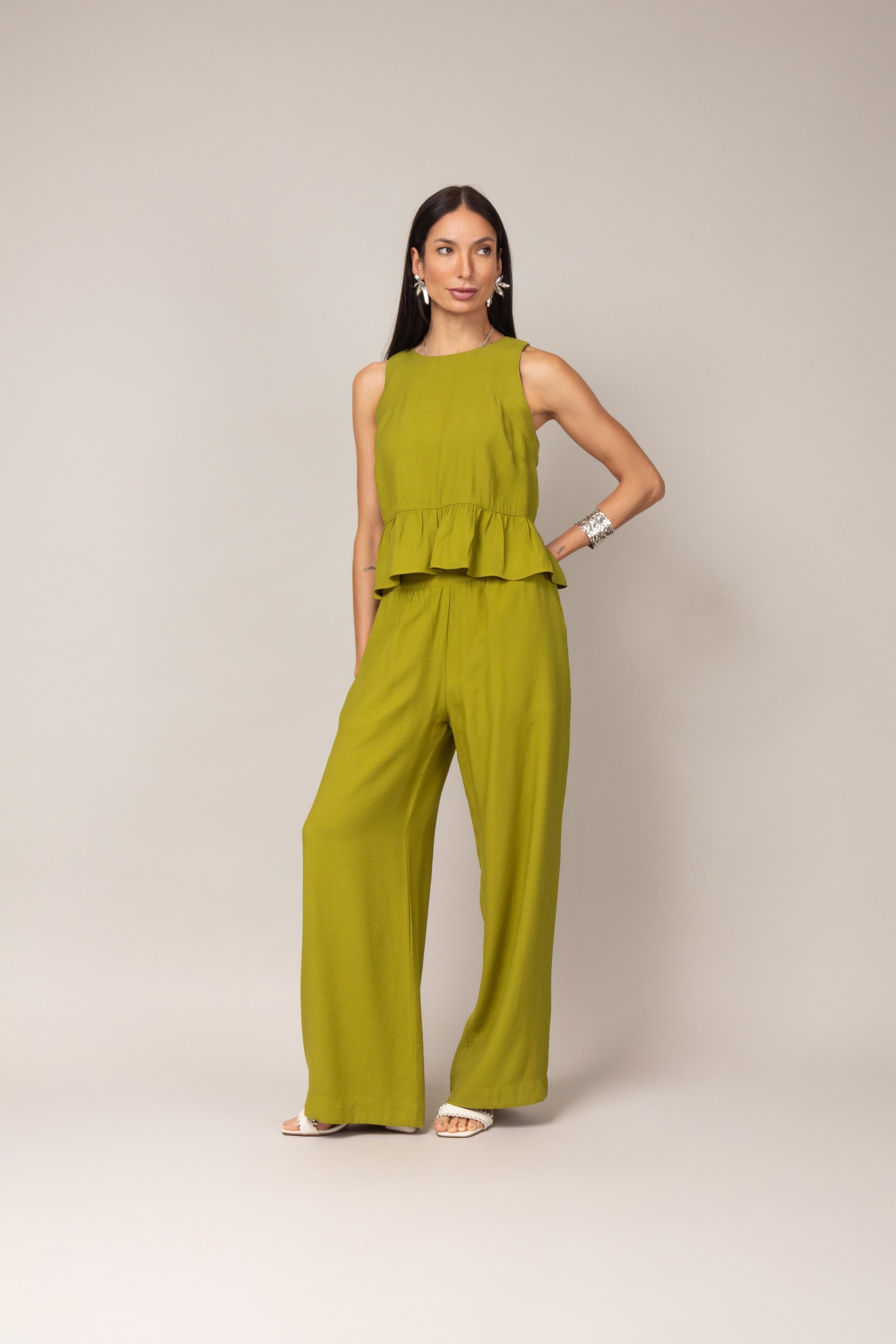 Conjunto com blusa peplum e calça pantalona