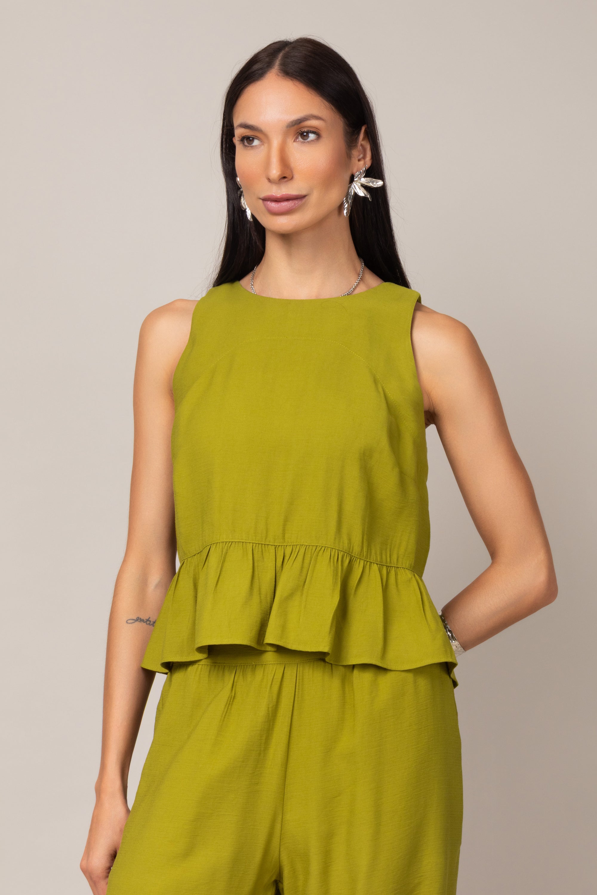 Conjunto com blusa peplum e calça pantalona