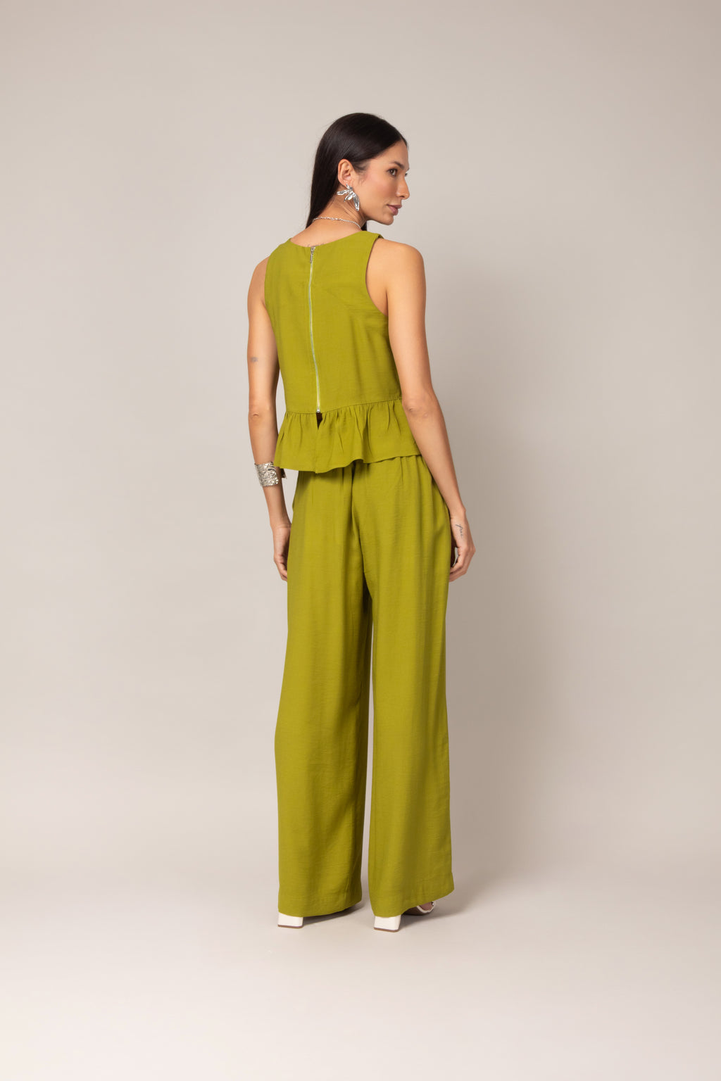 Conjunto com blusa peplum e calça pantalona