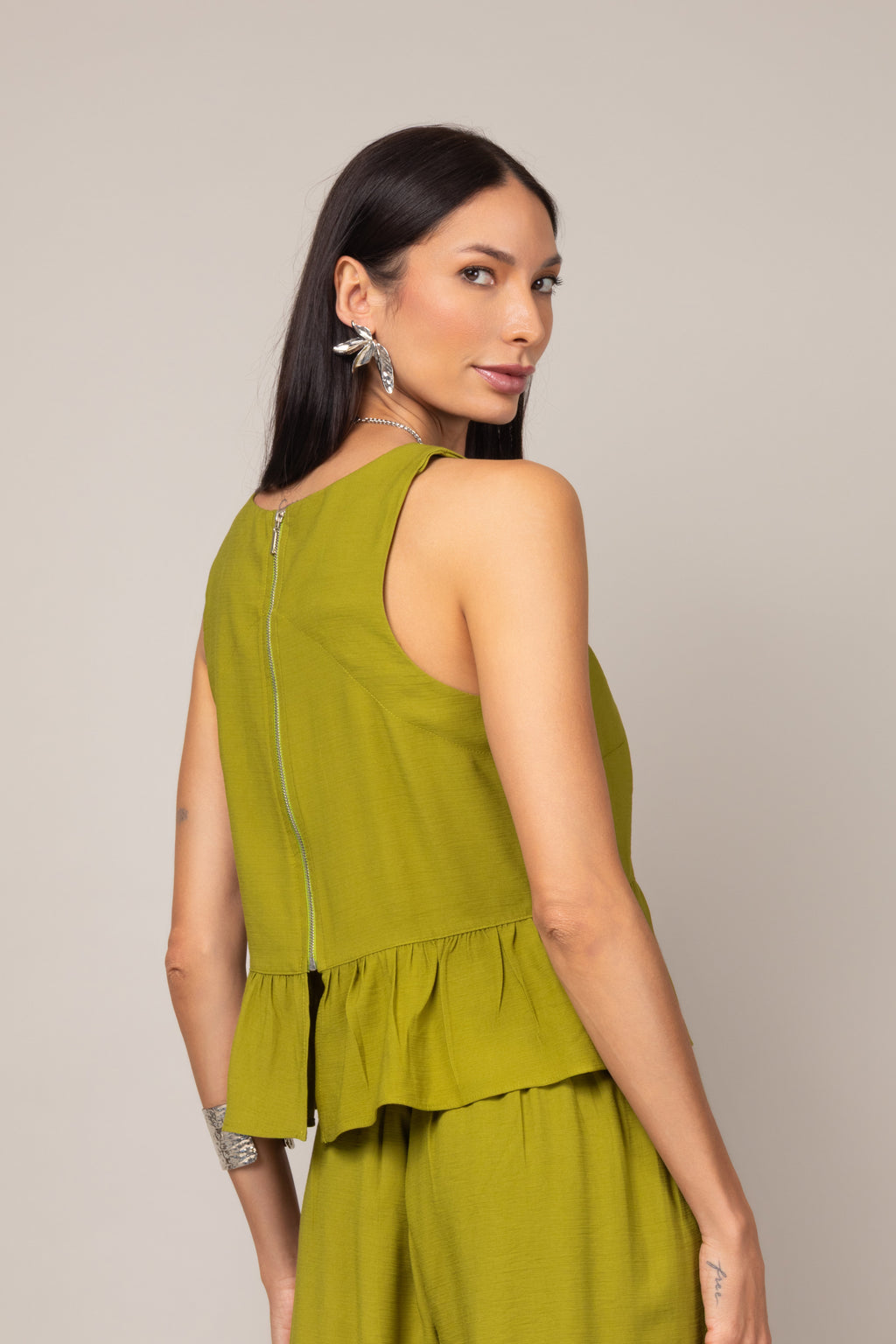 Conjunto com blusa peplum e calça pantalona