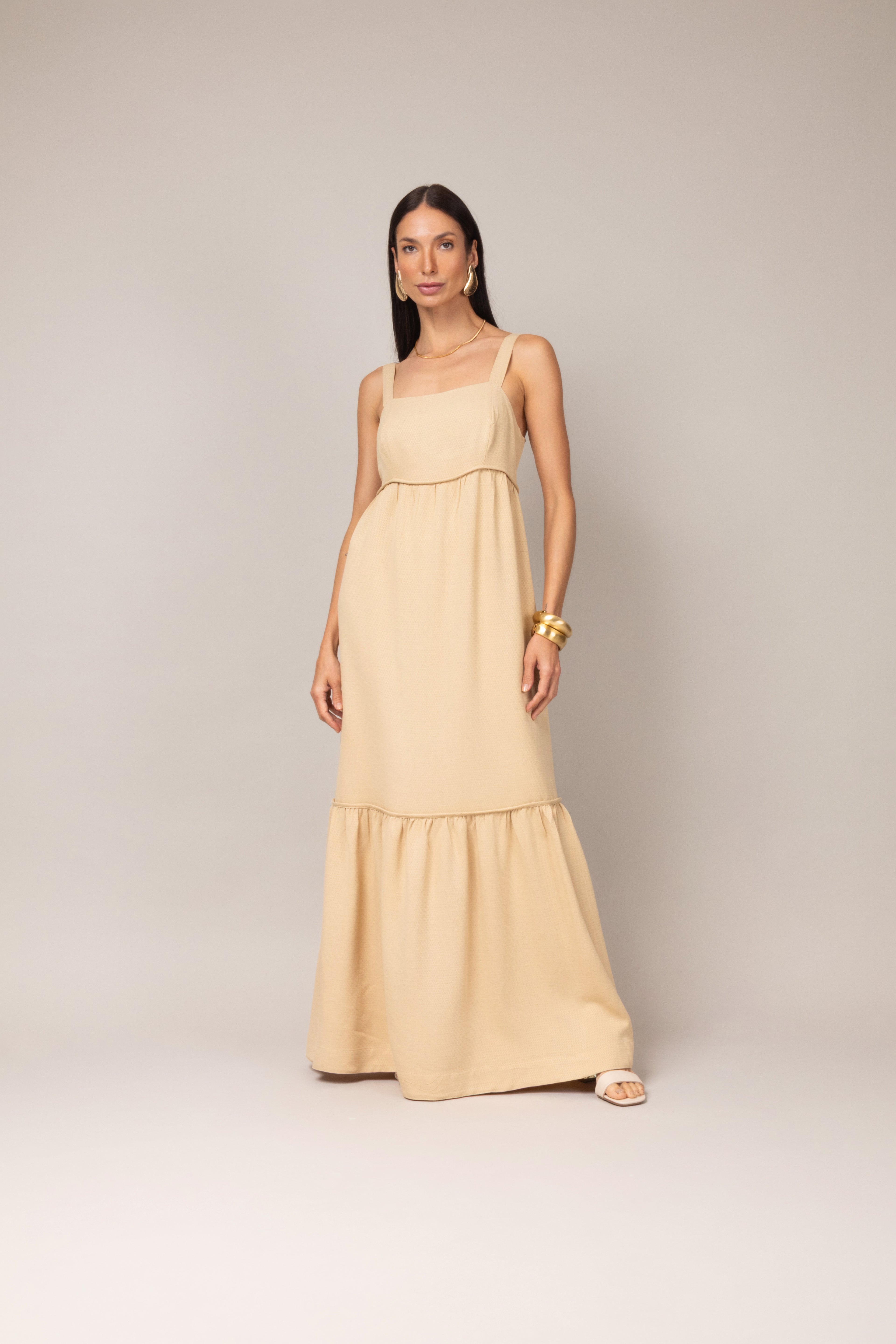 Vestido longo com alças largas e babado