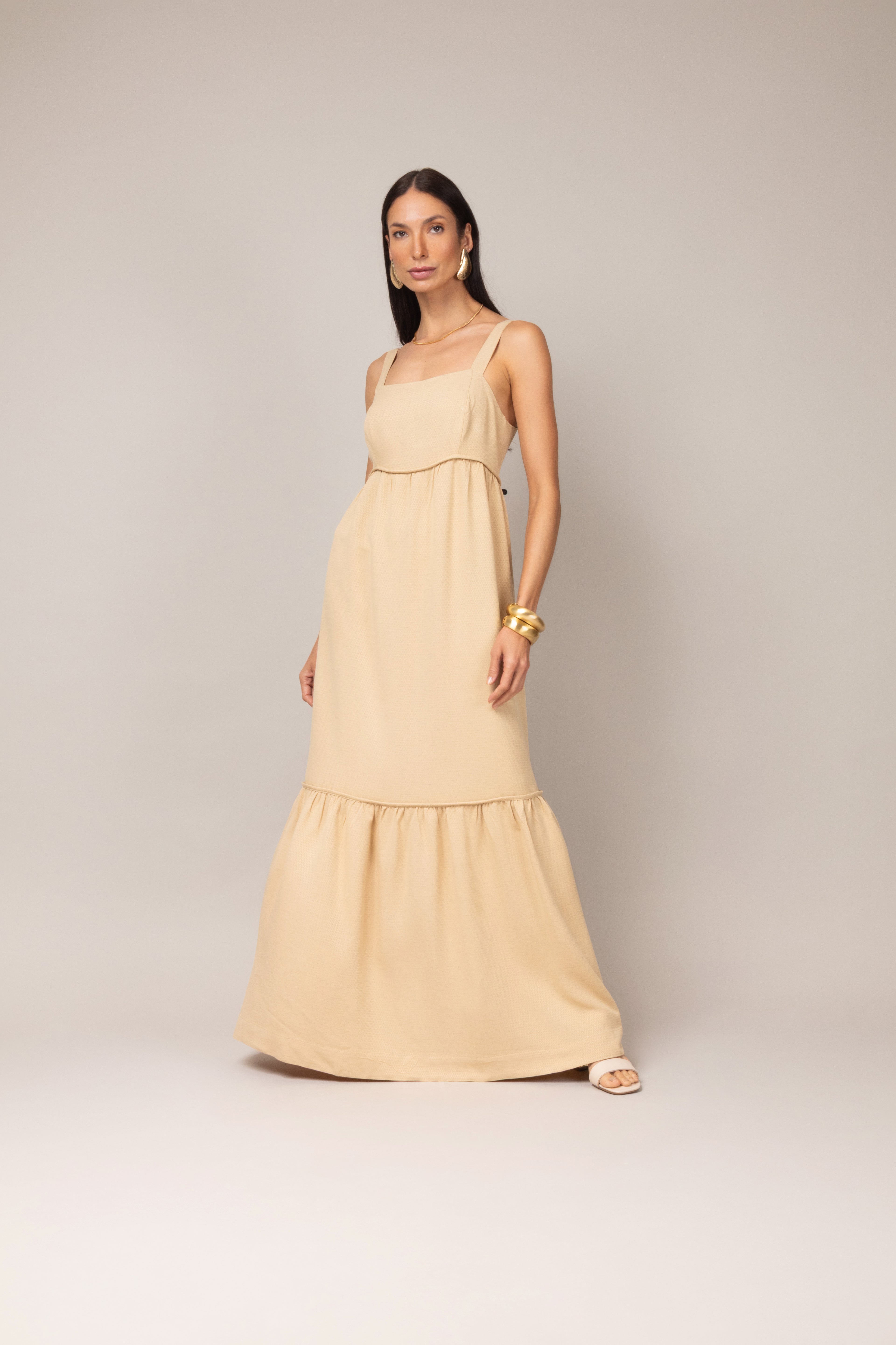 Vestido longo com alças largas e babado