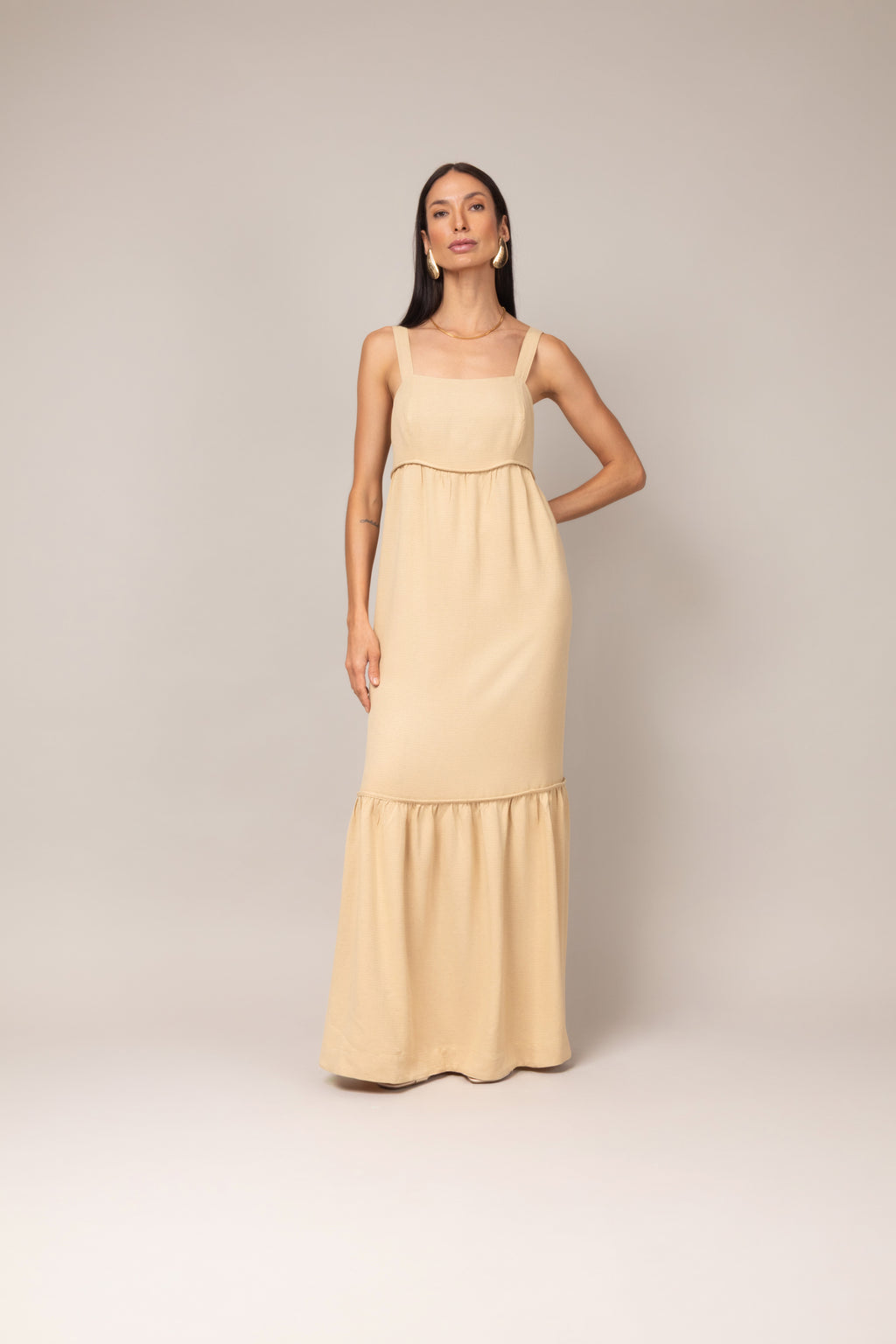 Vestido longo com alças largas e babado