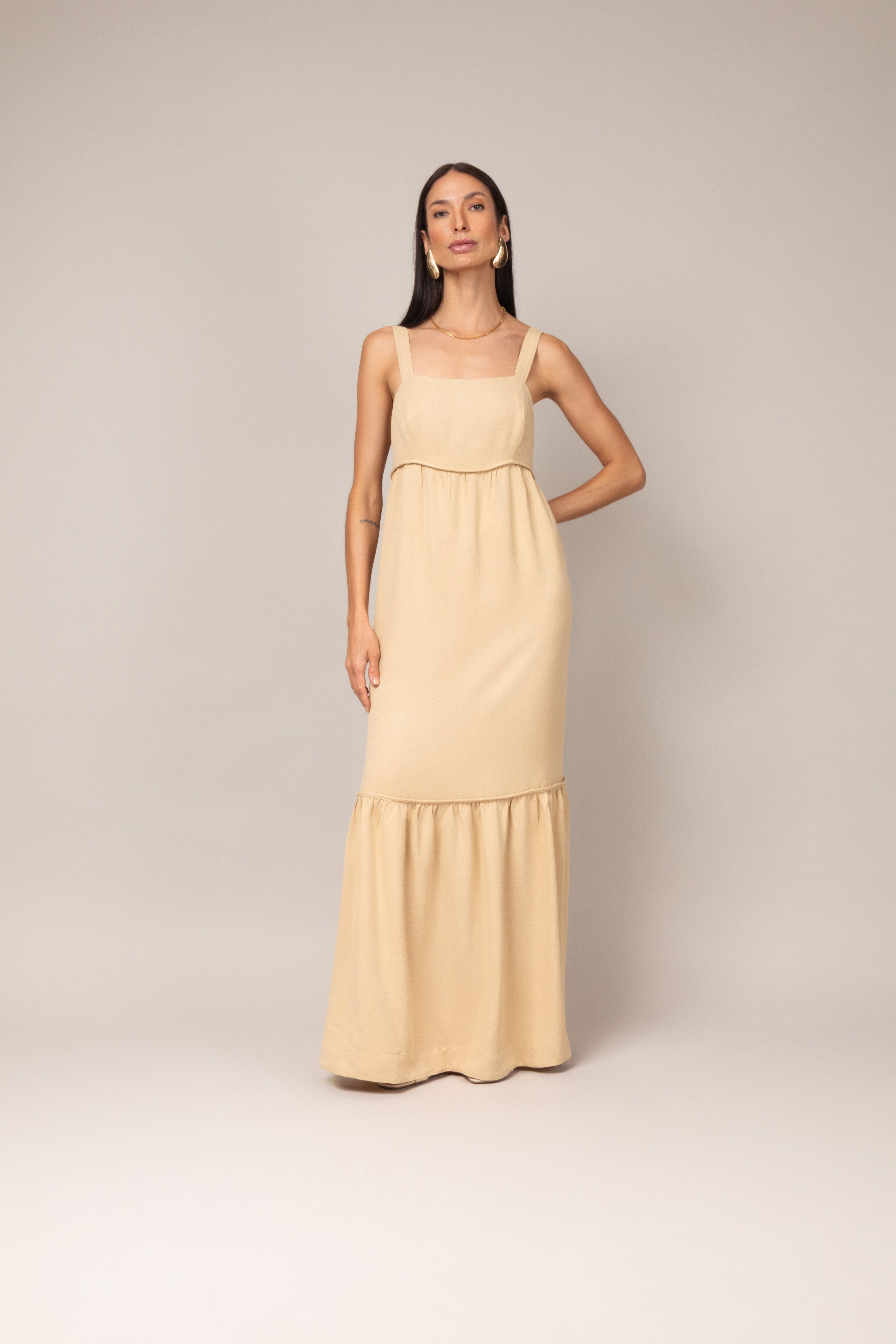 Vestido longo com alças largas e babado