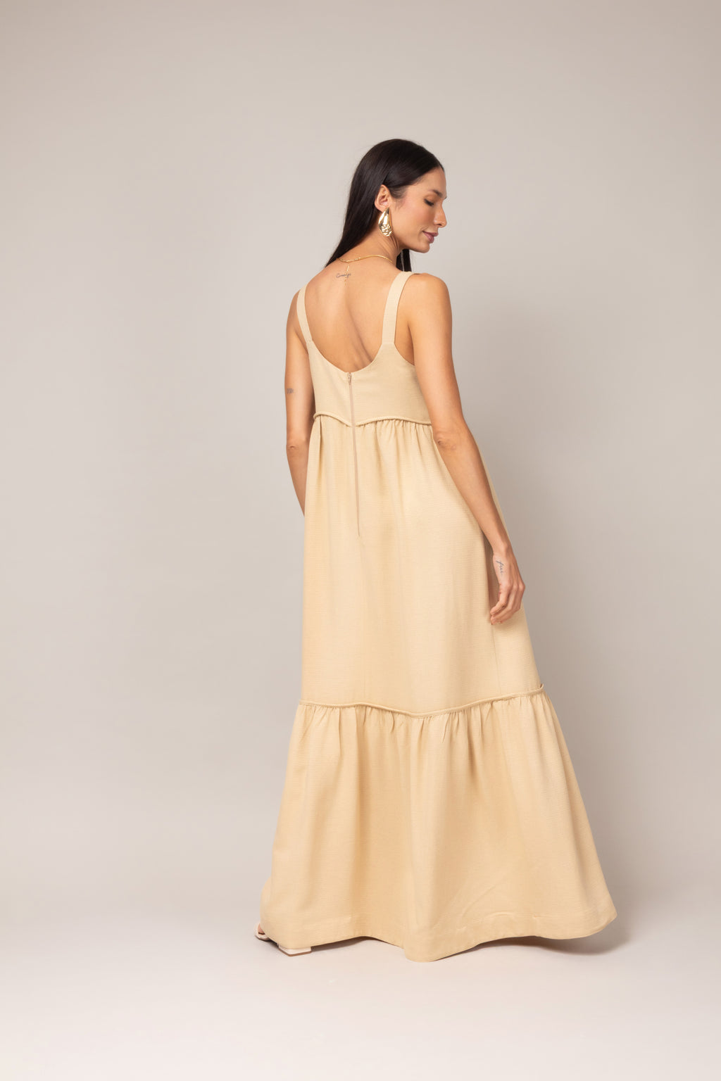 Vestido longo com alças largas e babado