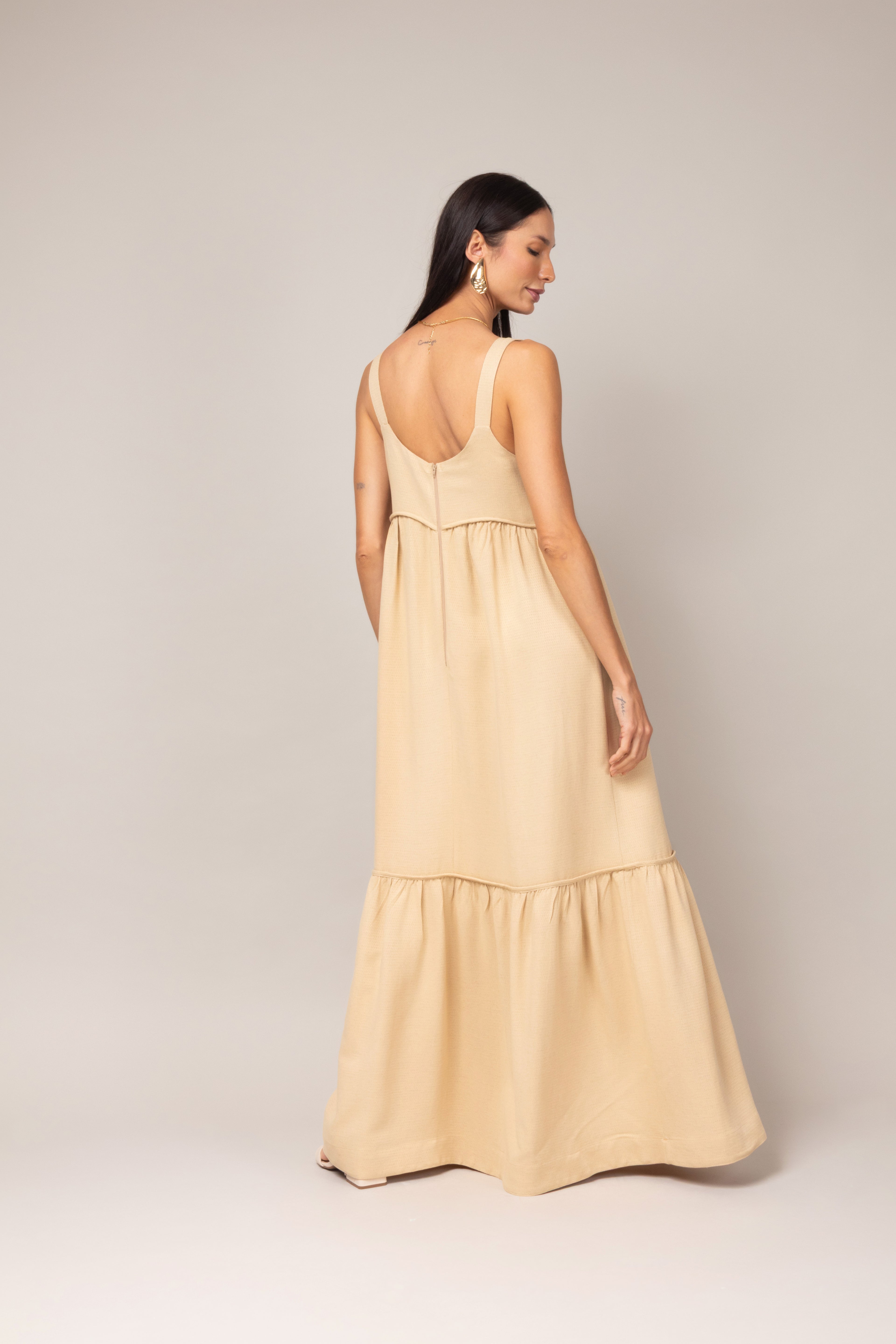 Vestido longo com alças largas e babado