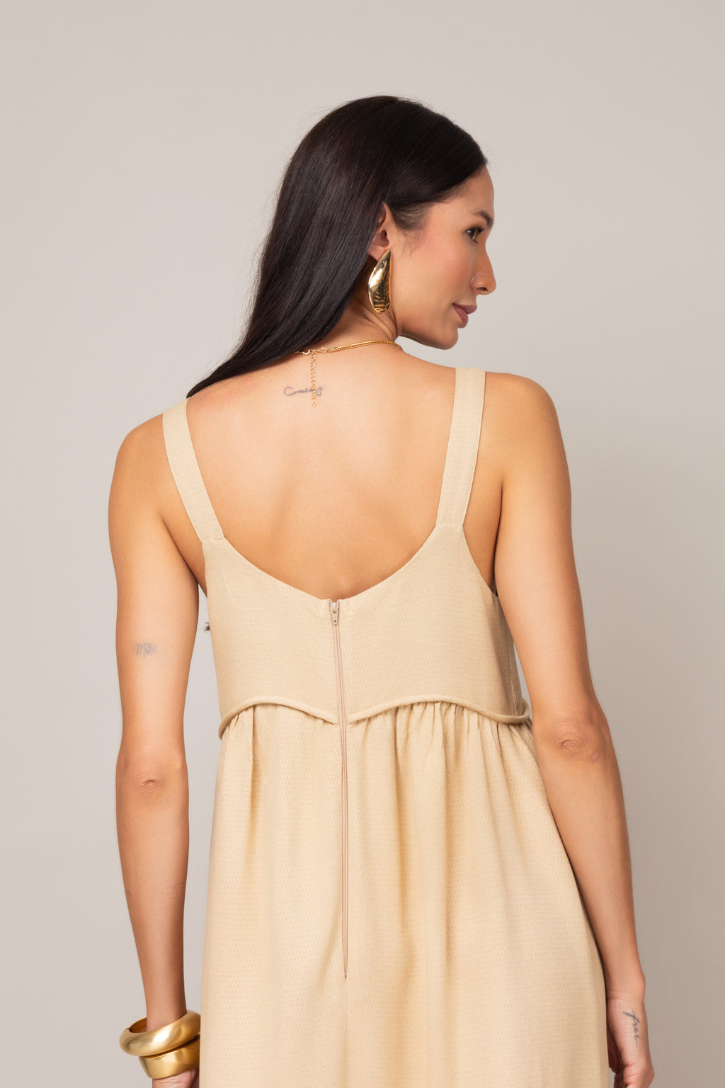 Vestido longo com alças largas e babado