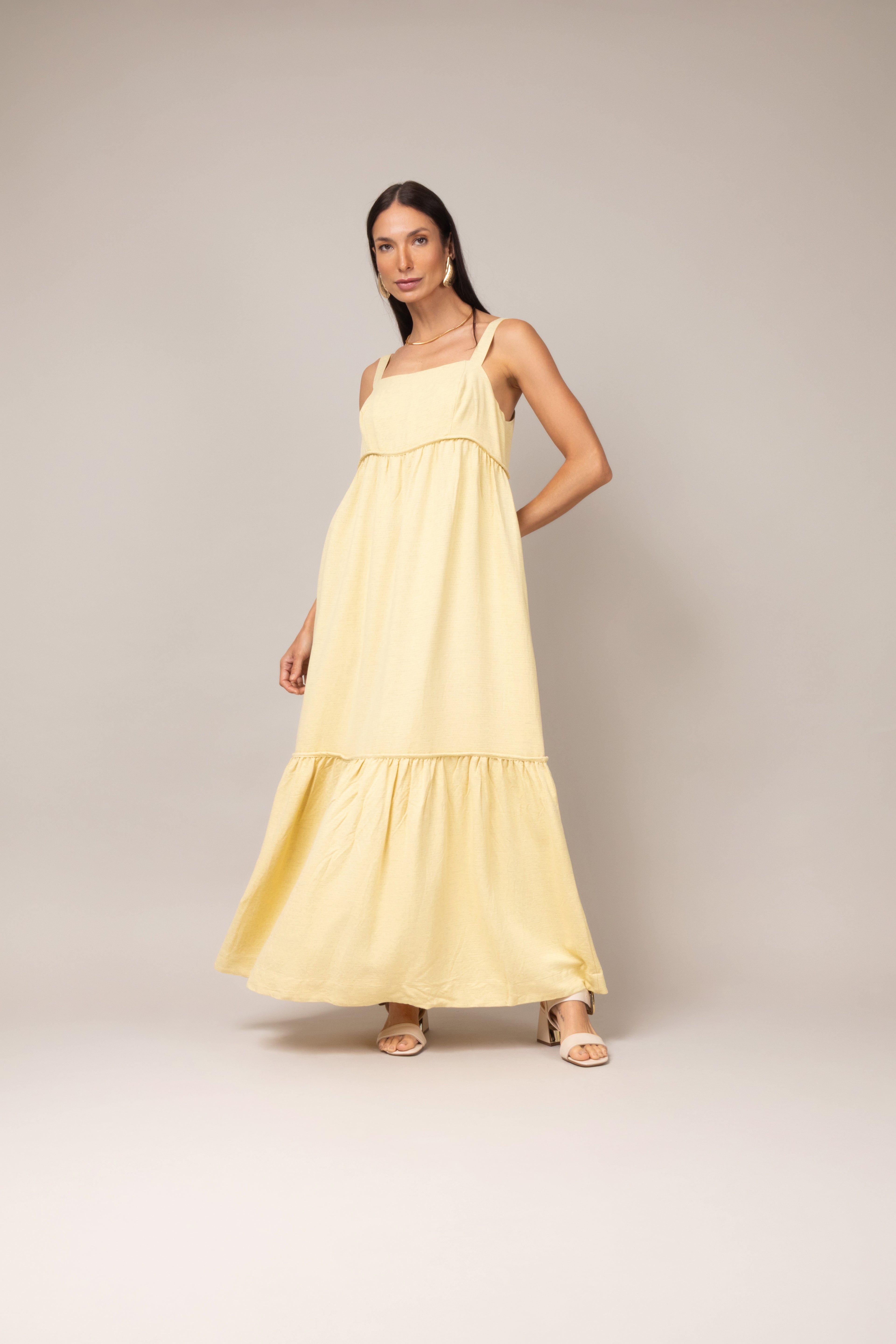 Vestido longo com alças largas e babado