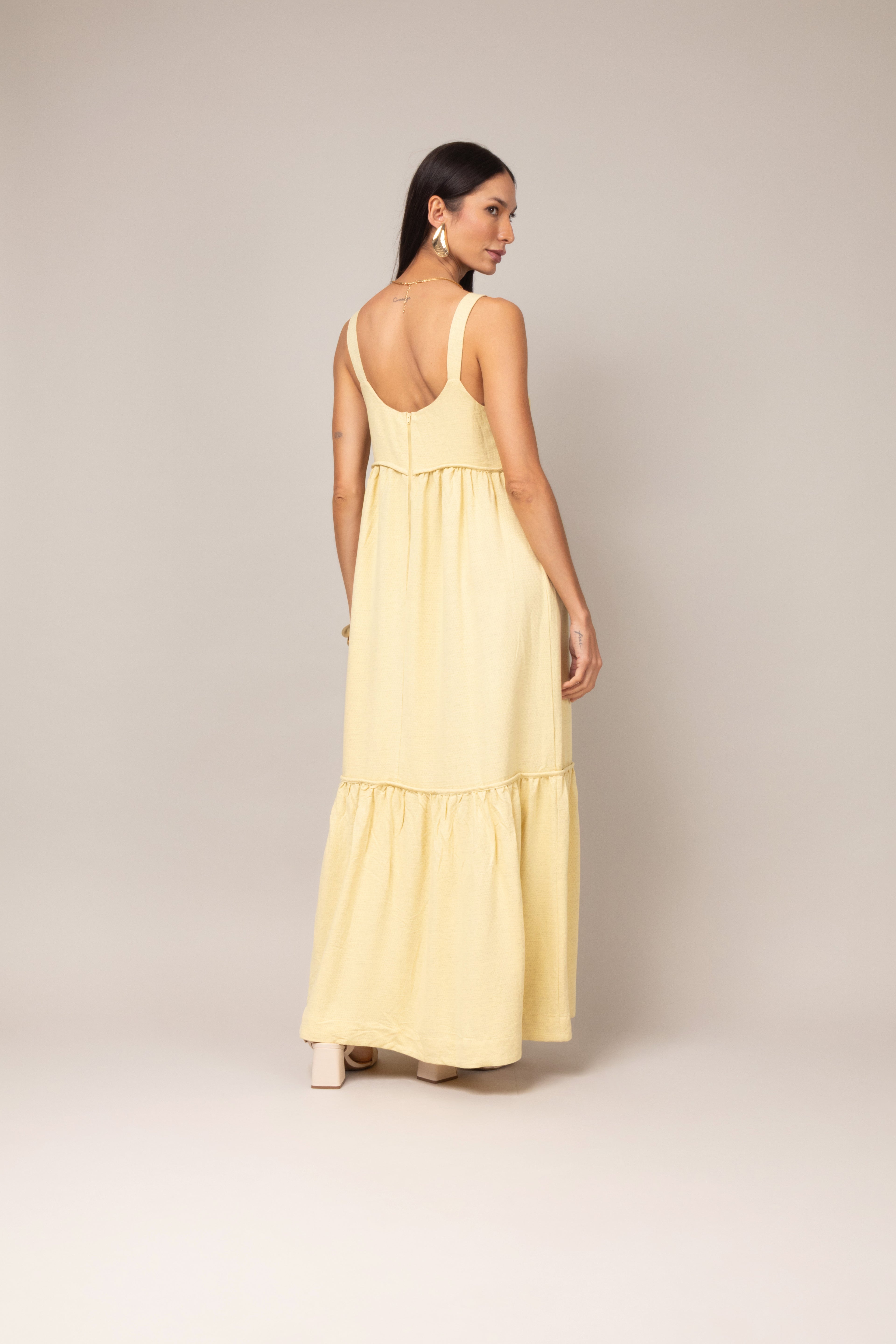 Vestido longo com alças largas e babado