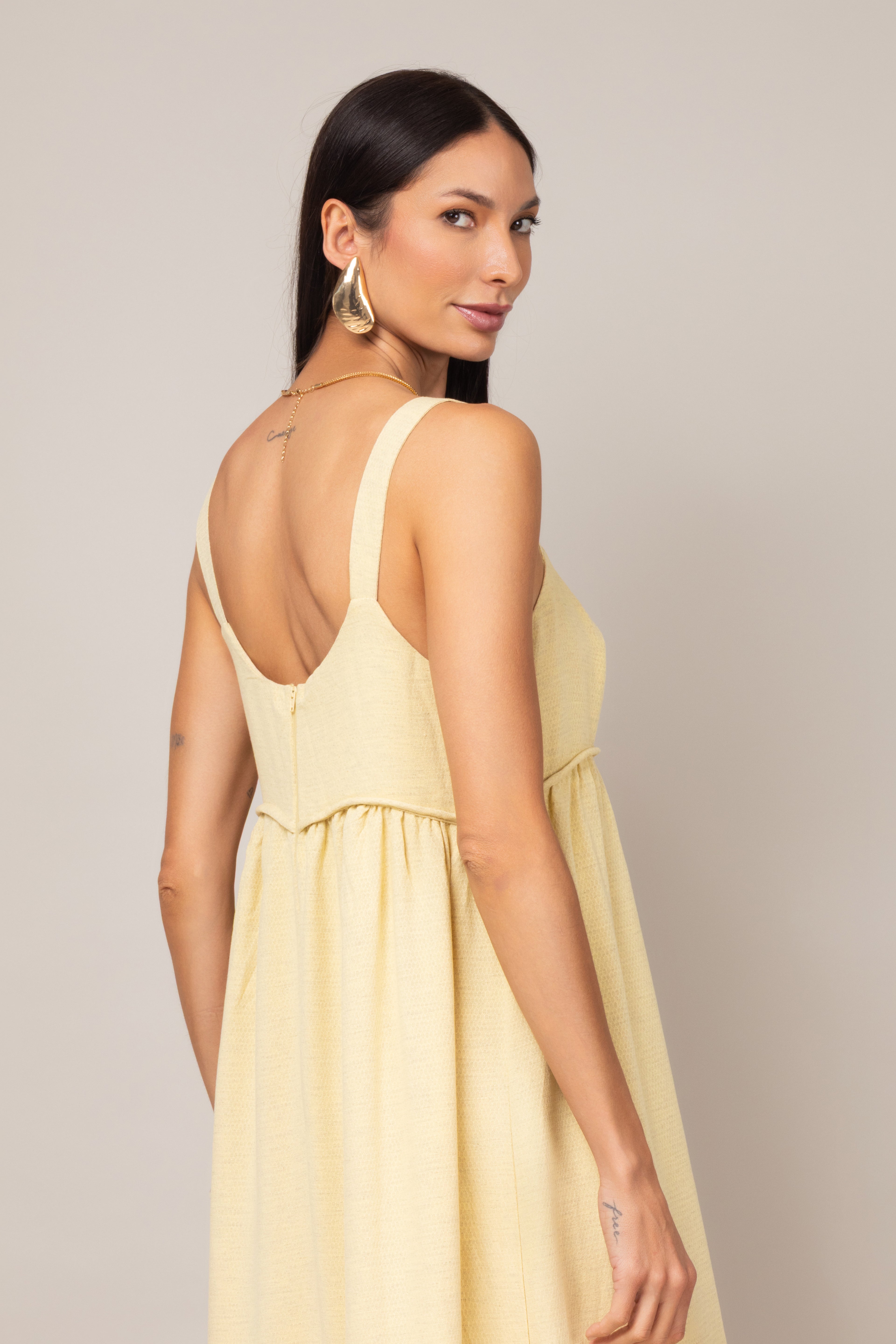 Vestido longo com alças largas e babado