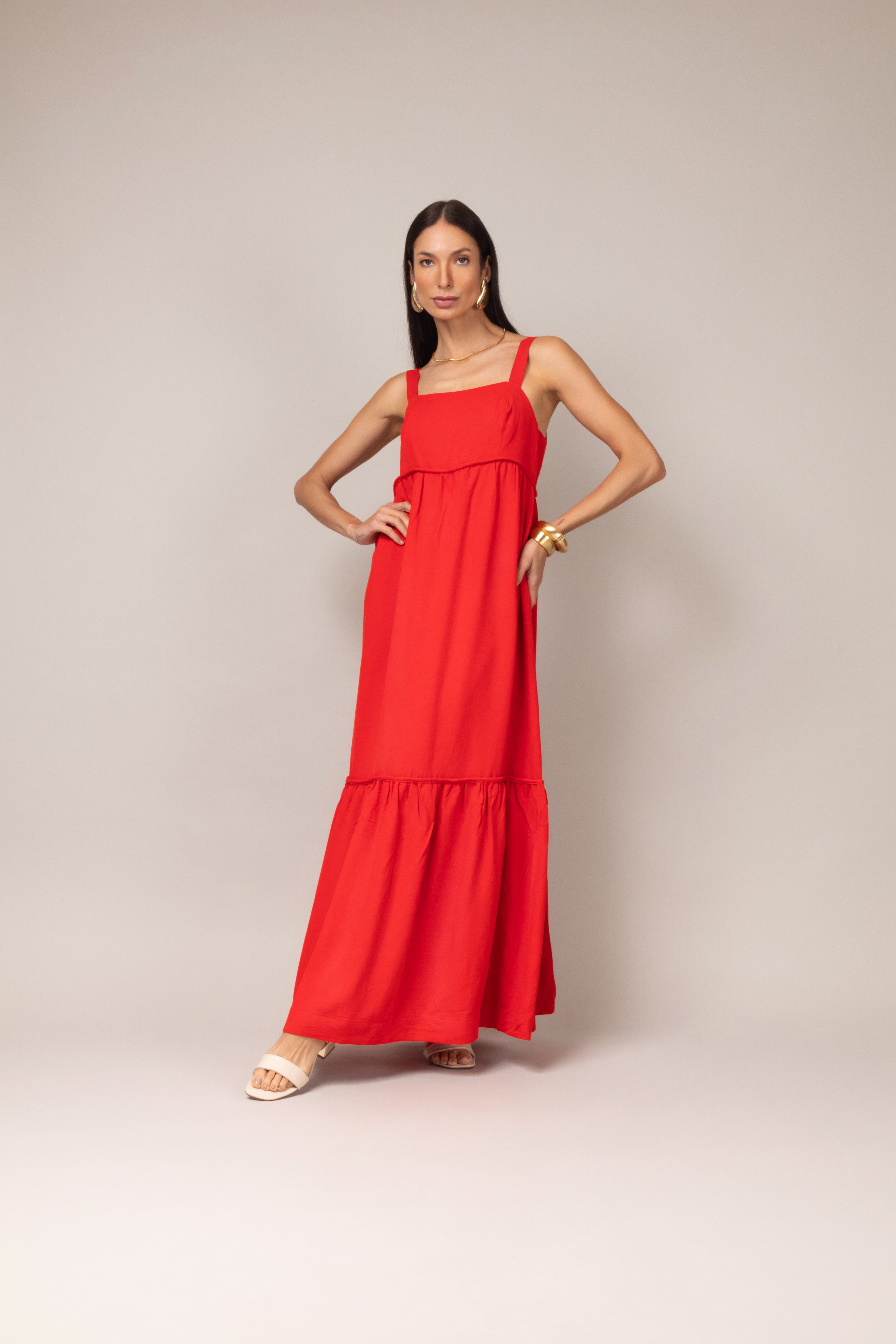 Vestido longo com alças largas e babado