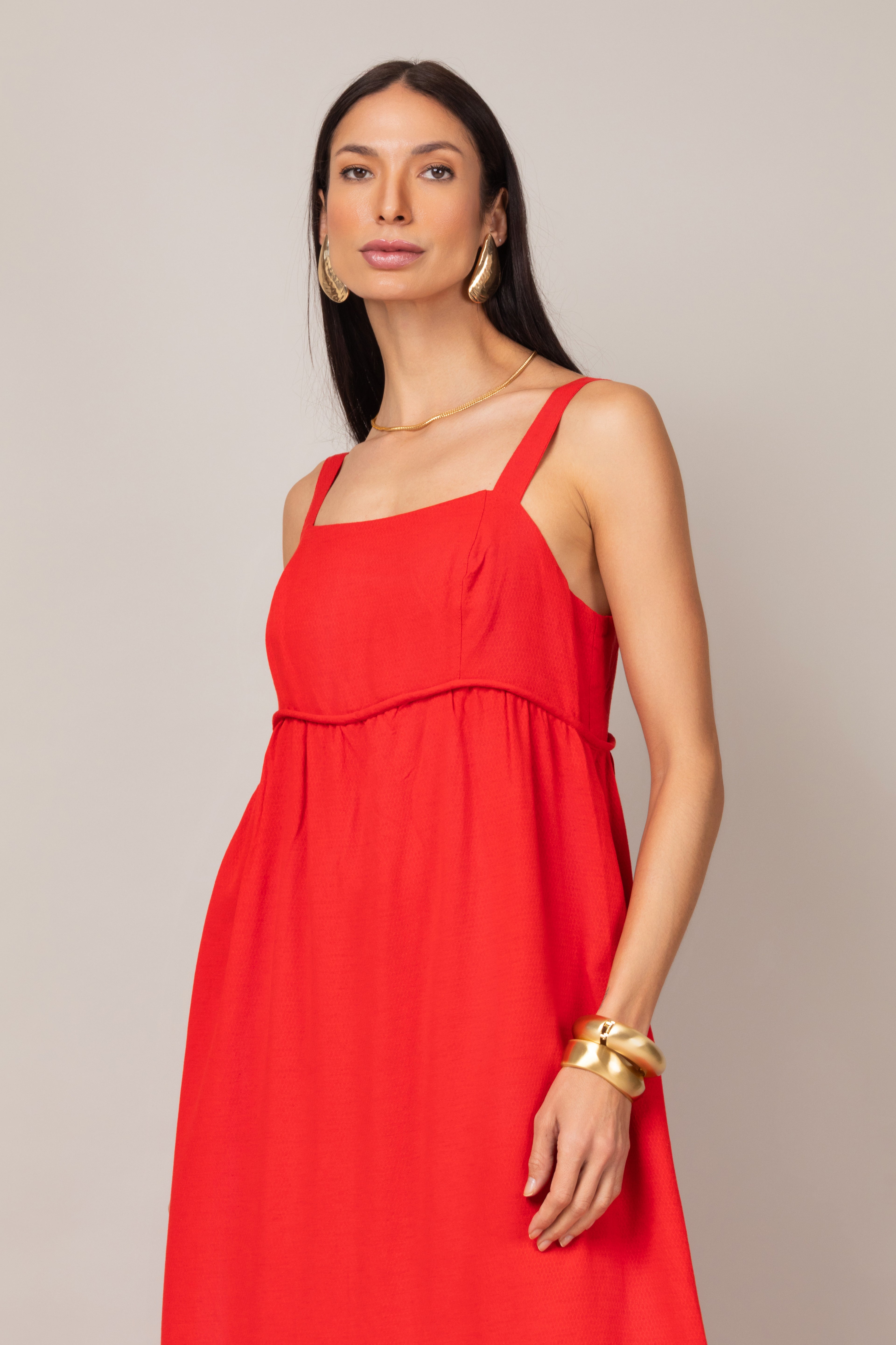 Vestido longo com alças largas e babado