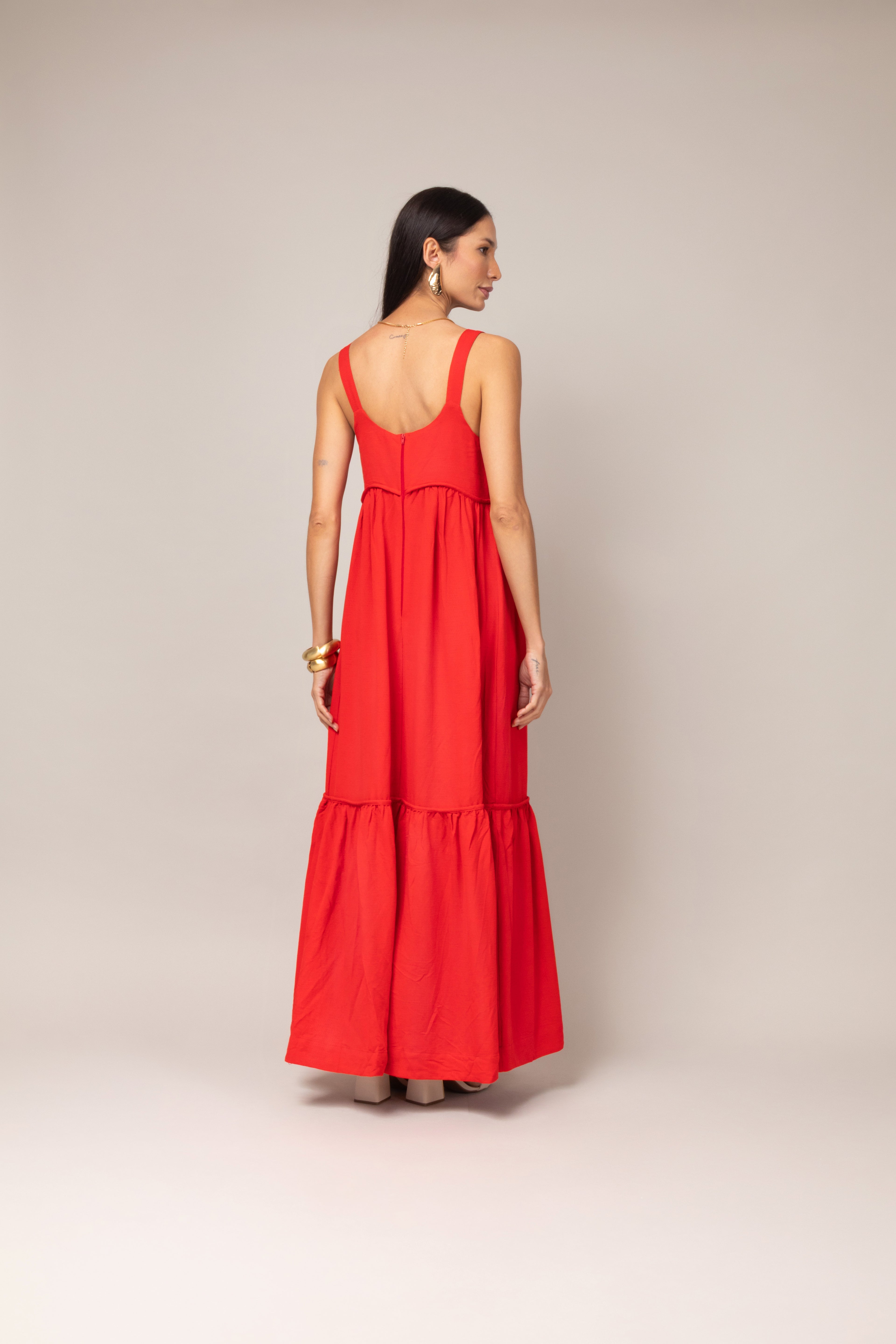 Vestido longo com alças largas e babado