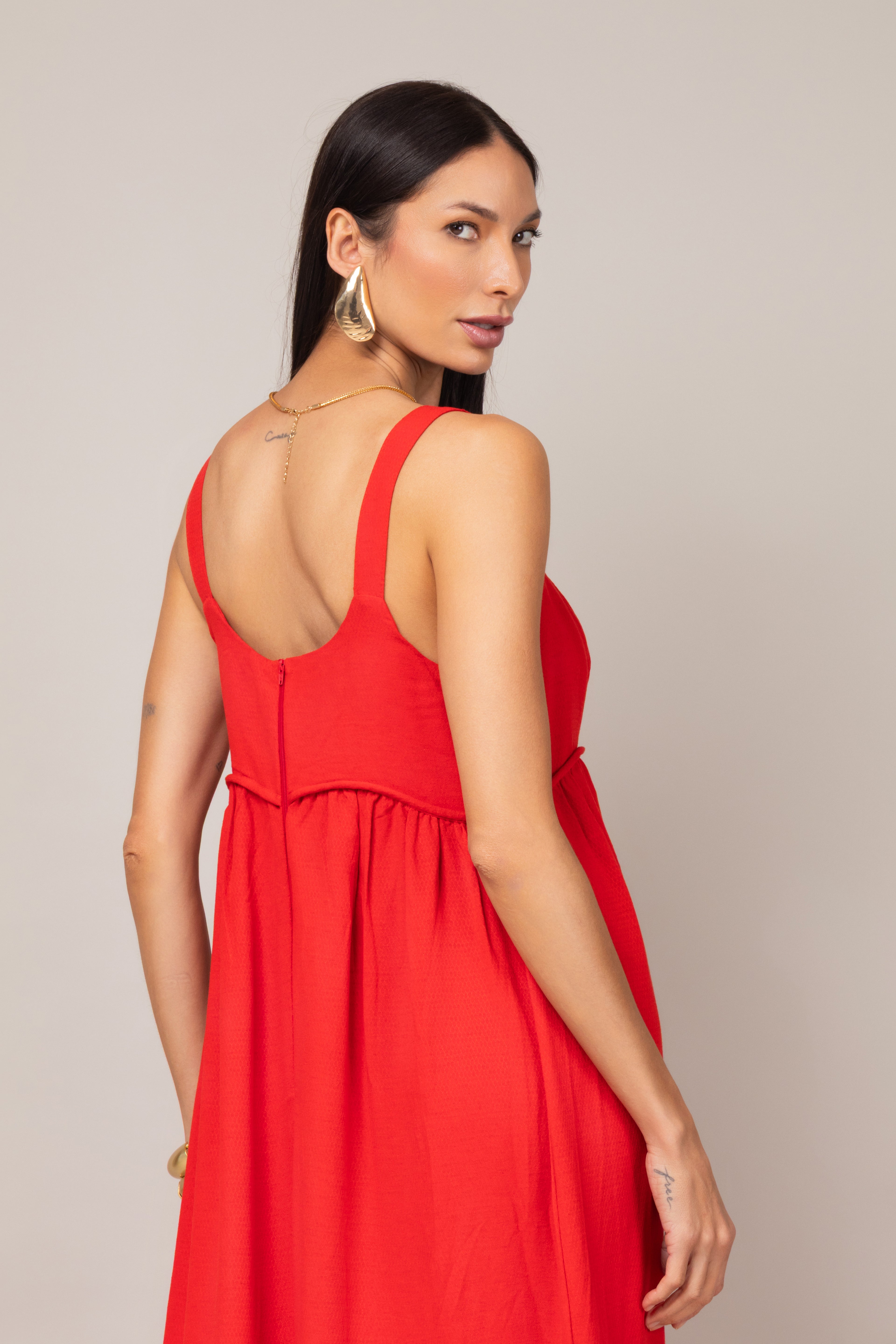 Vestido longo com alças largas e babado