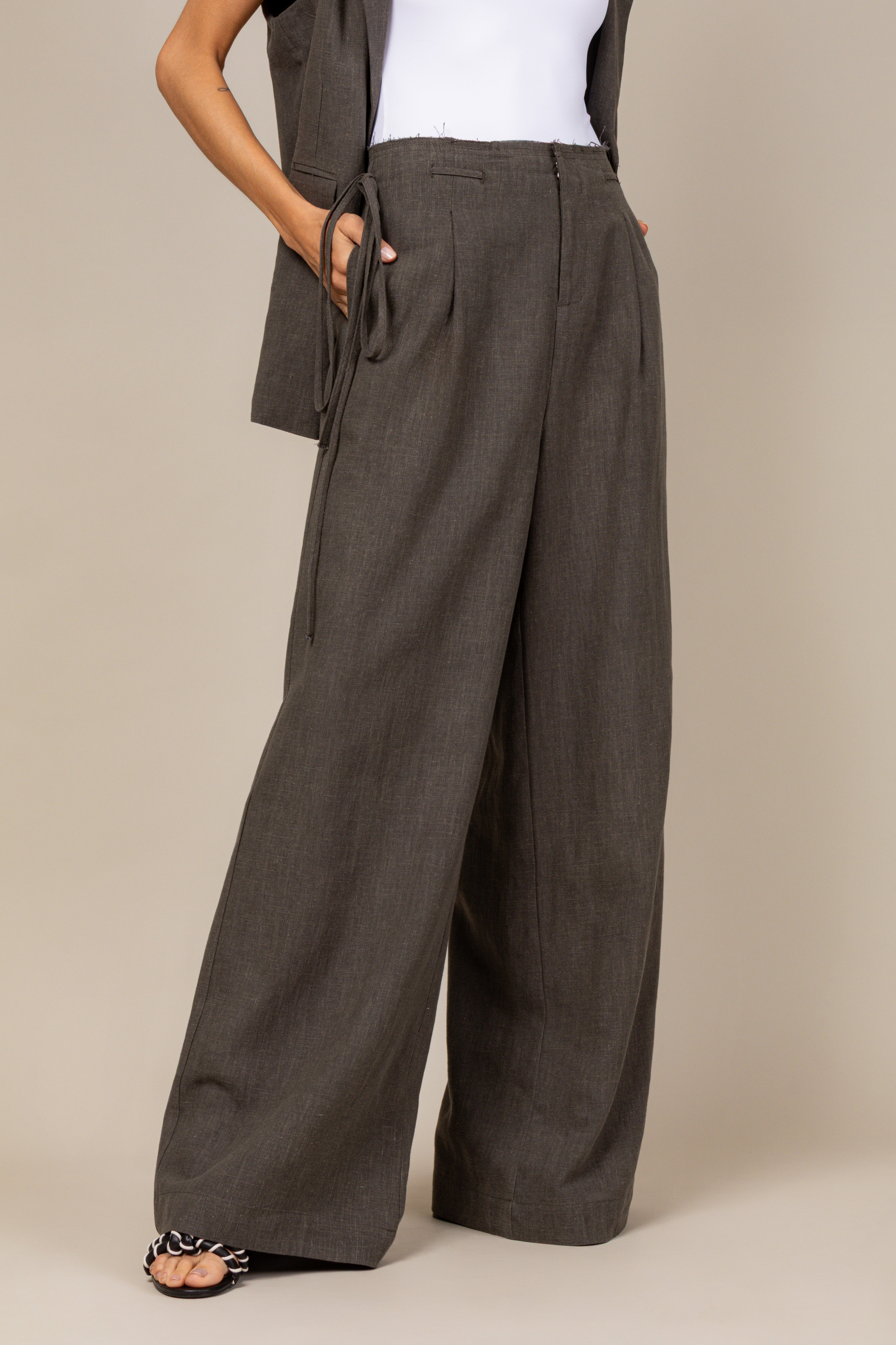 Calça alfaiataria com cinto