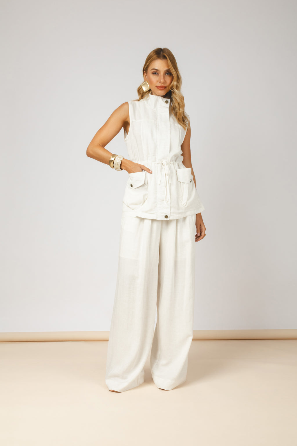 Conjunto colete acinturado e calça