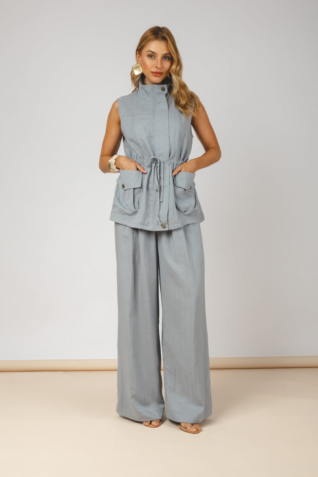 Conjunto colete acinturado e calça
