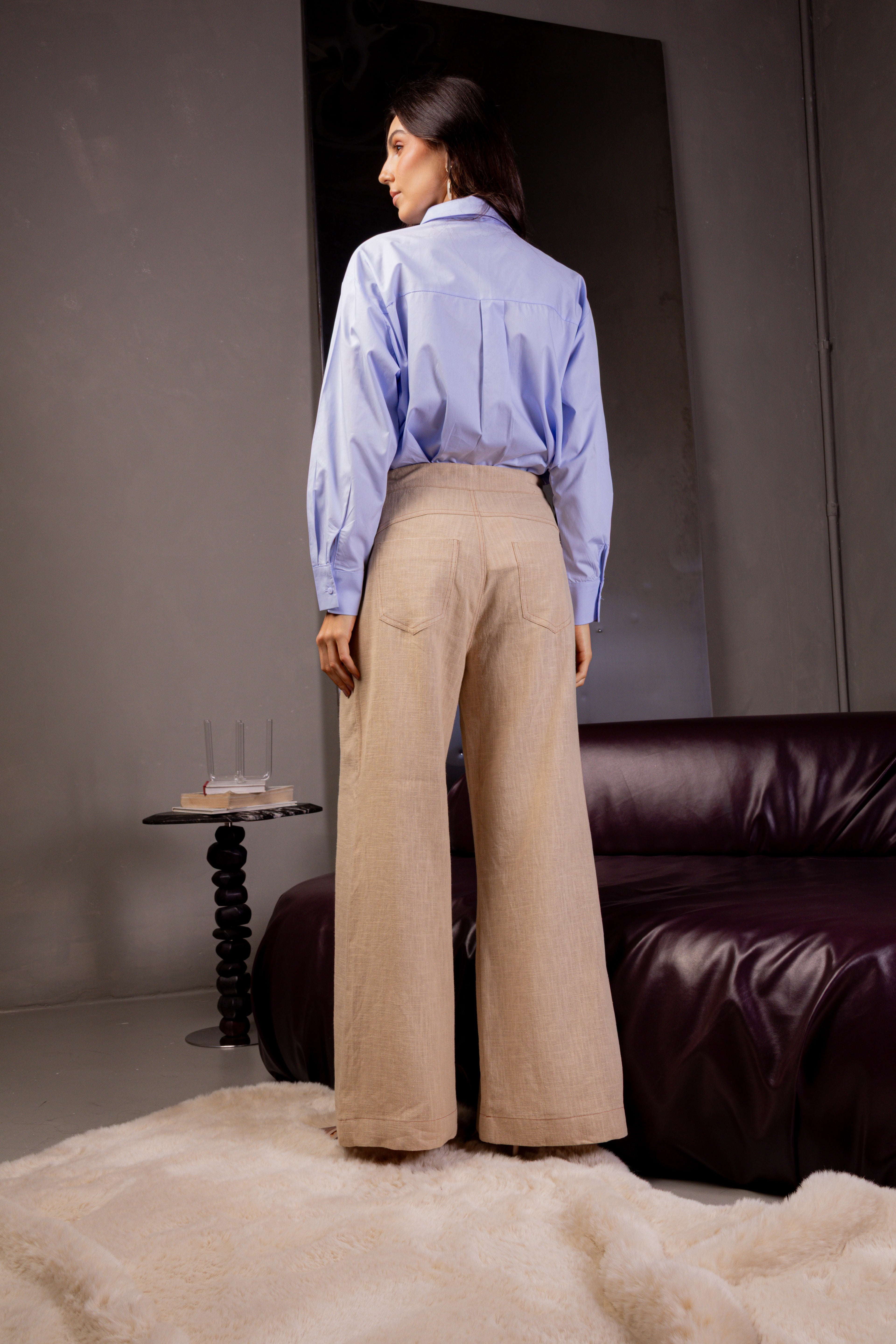 Calça com detalhe no cós