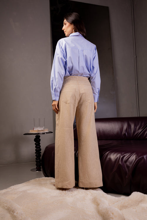 Calça com detalhe no cós