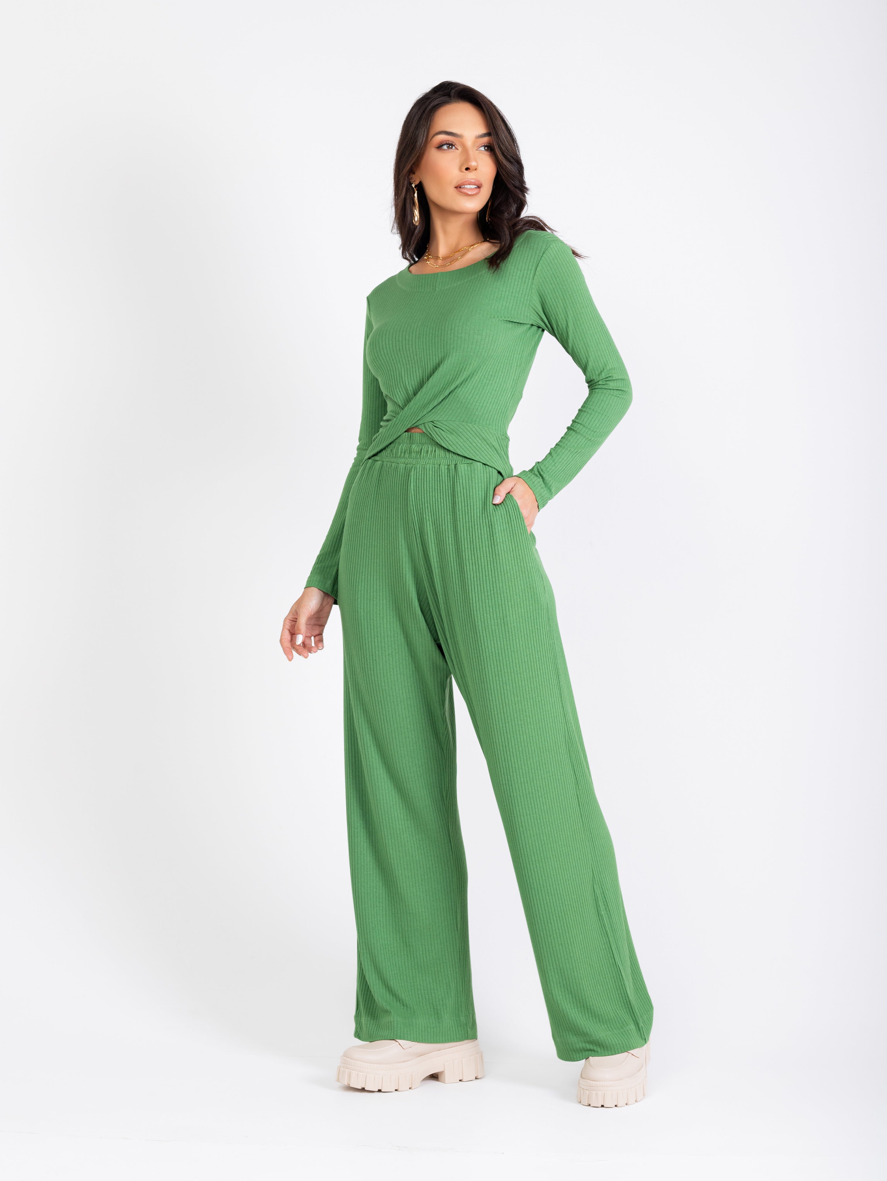Conjunto de blusa transpassada em malha