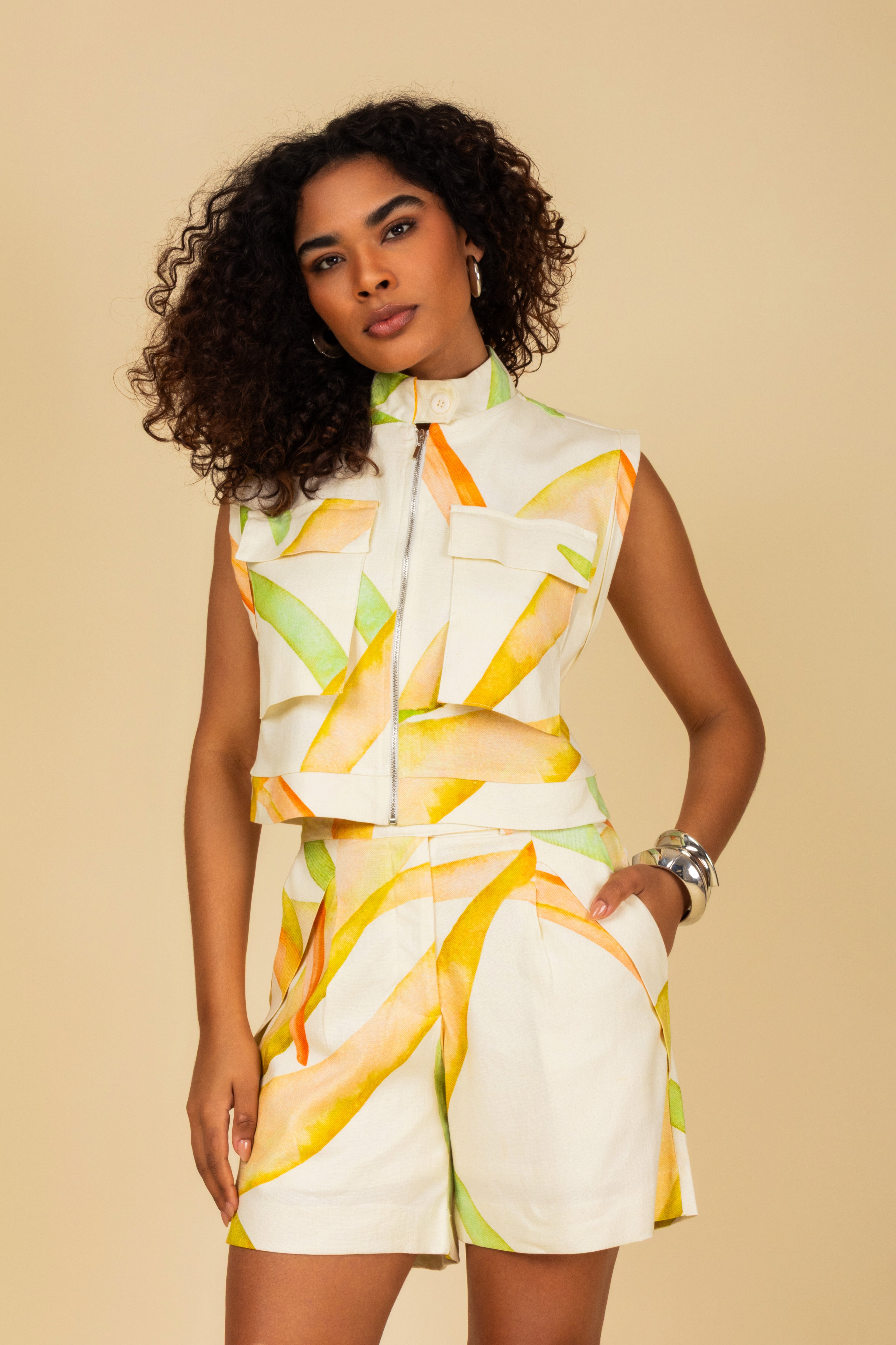 Conjunto de colete cargo com shorts