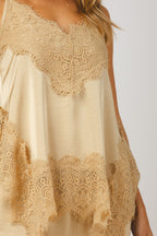 Conjunto blusa com renda e calça