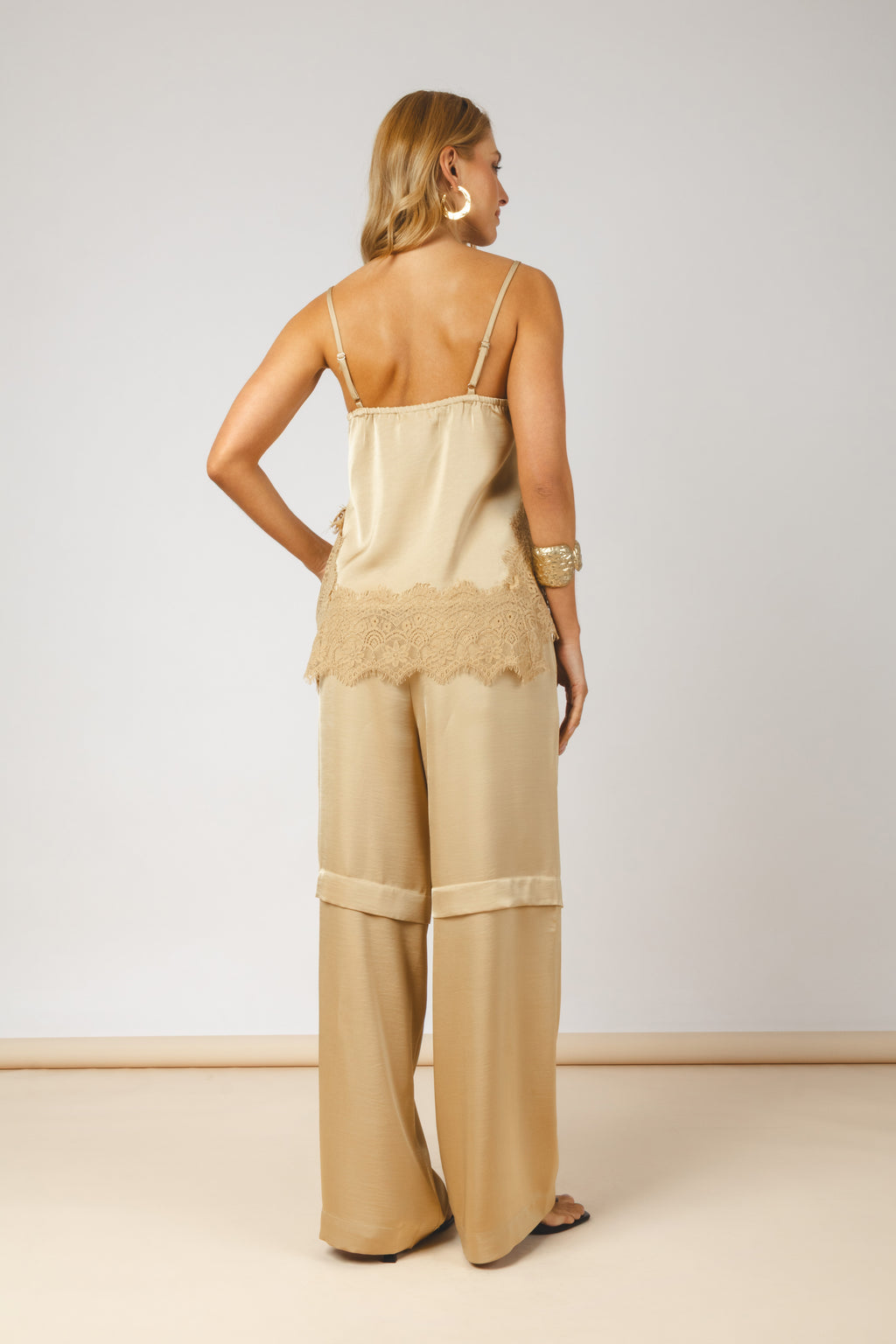 Conjunto blusa com renda e calça