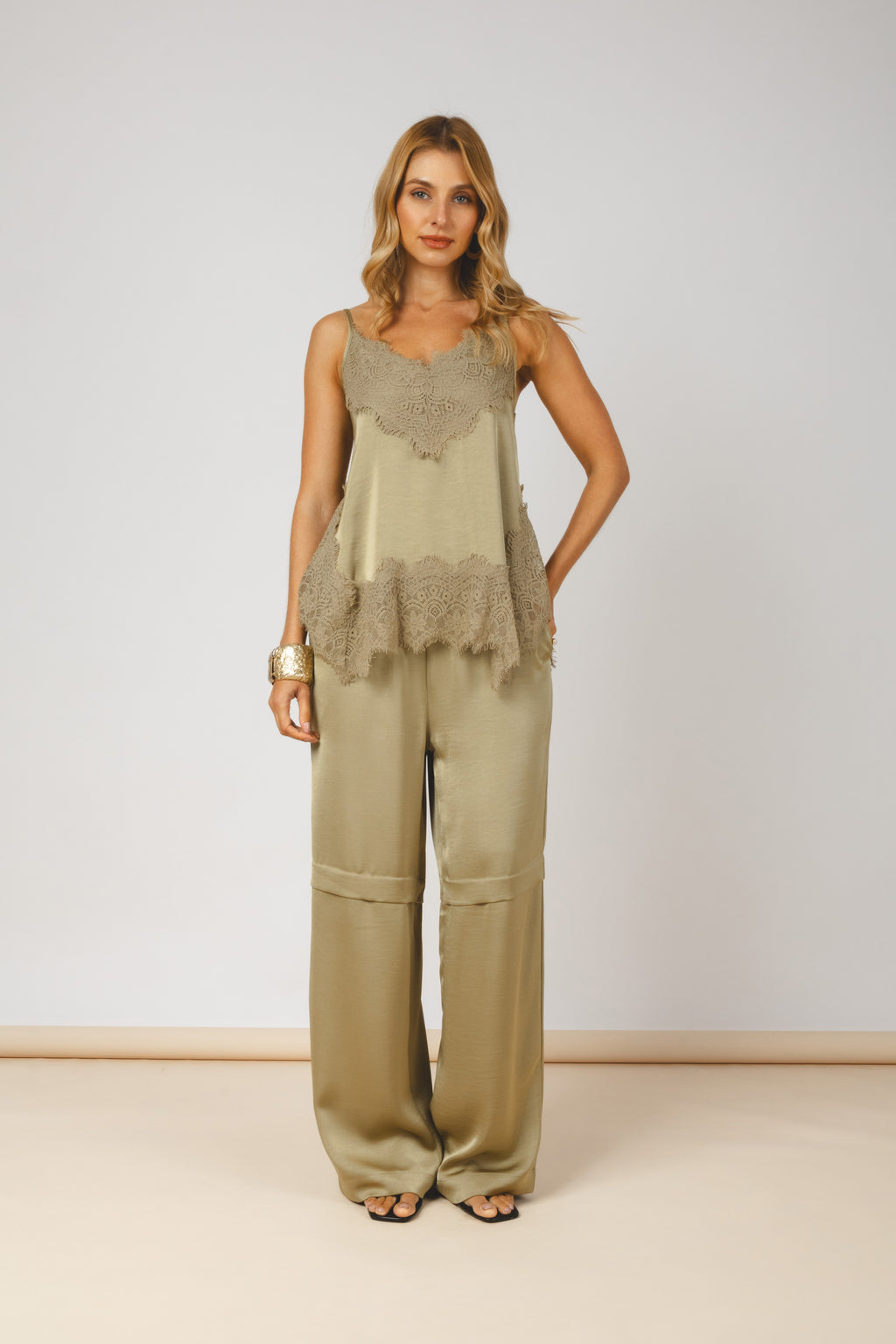 Conjunto blusa com renda e calça