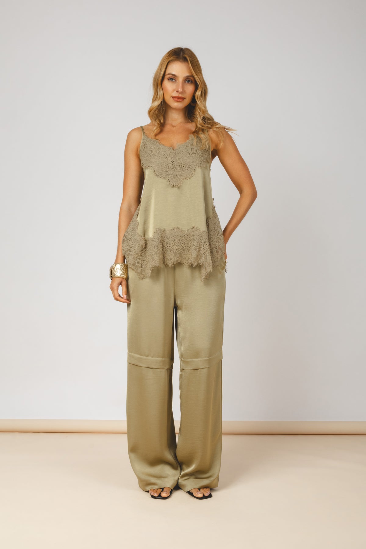 Conjunto blusa com renda e calça