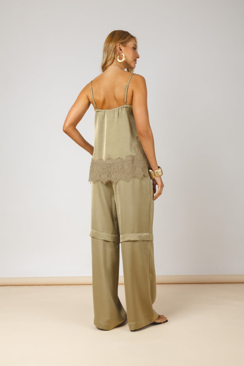 Conjunto blusa com renda e calça