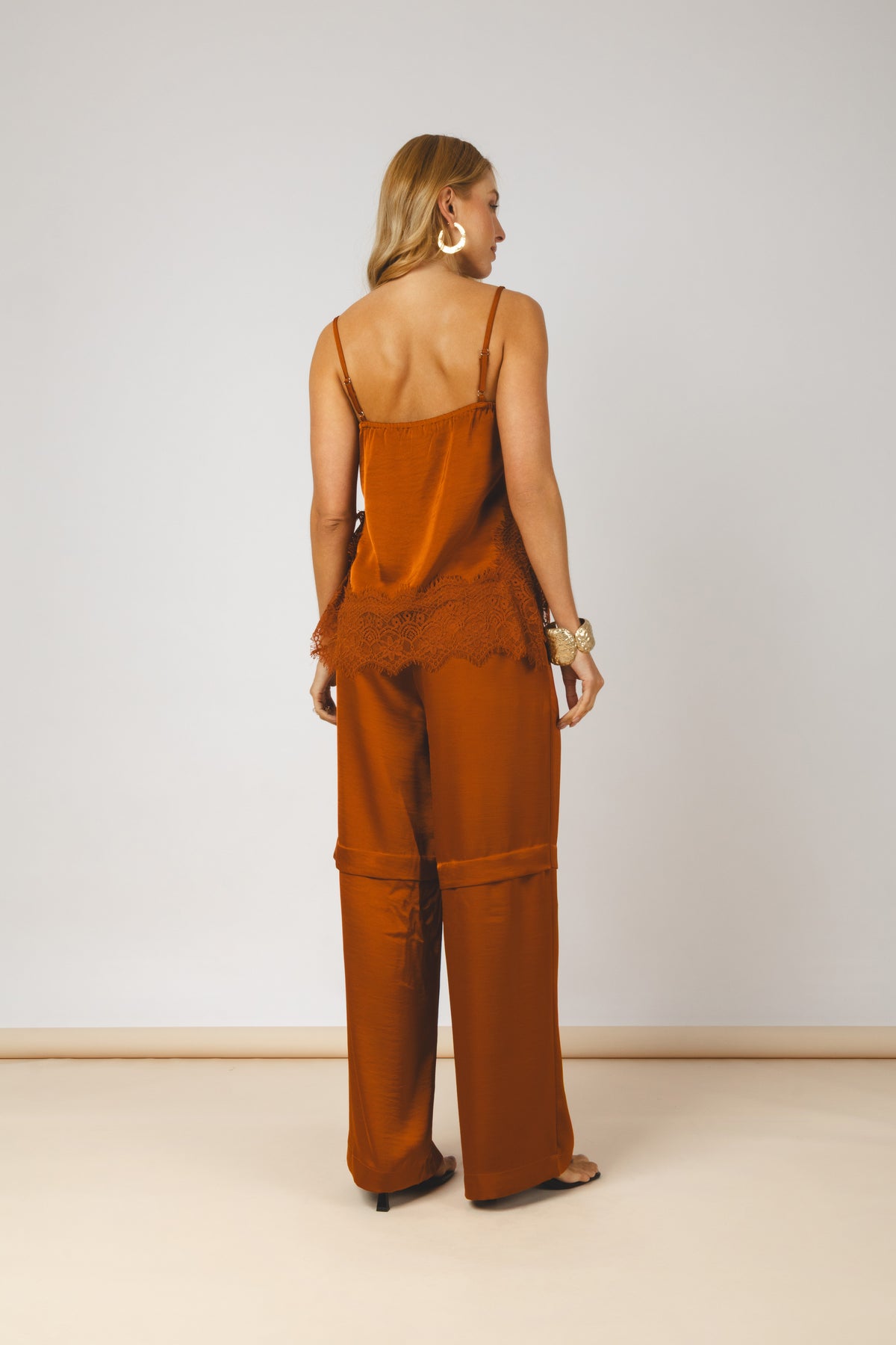 Conjunto blusa com renda e calça