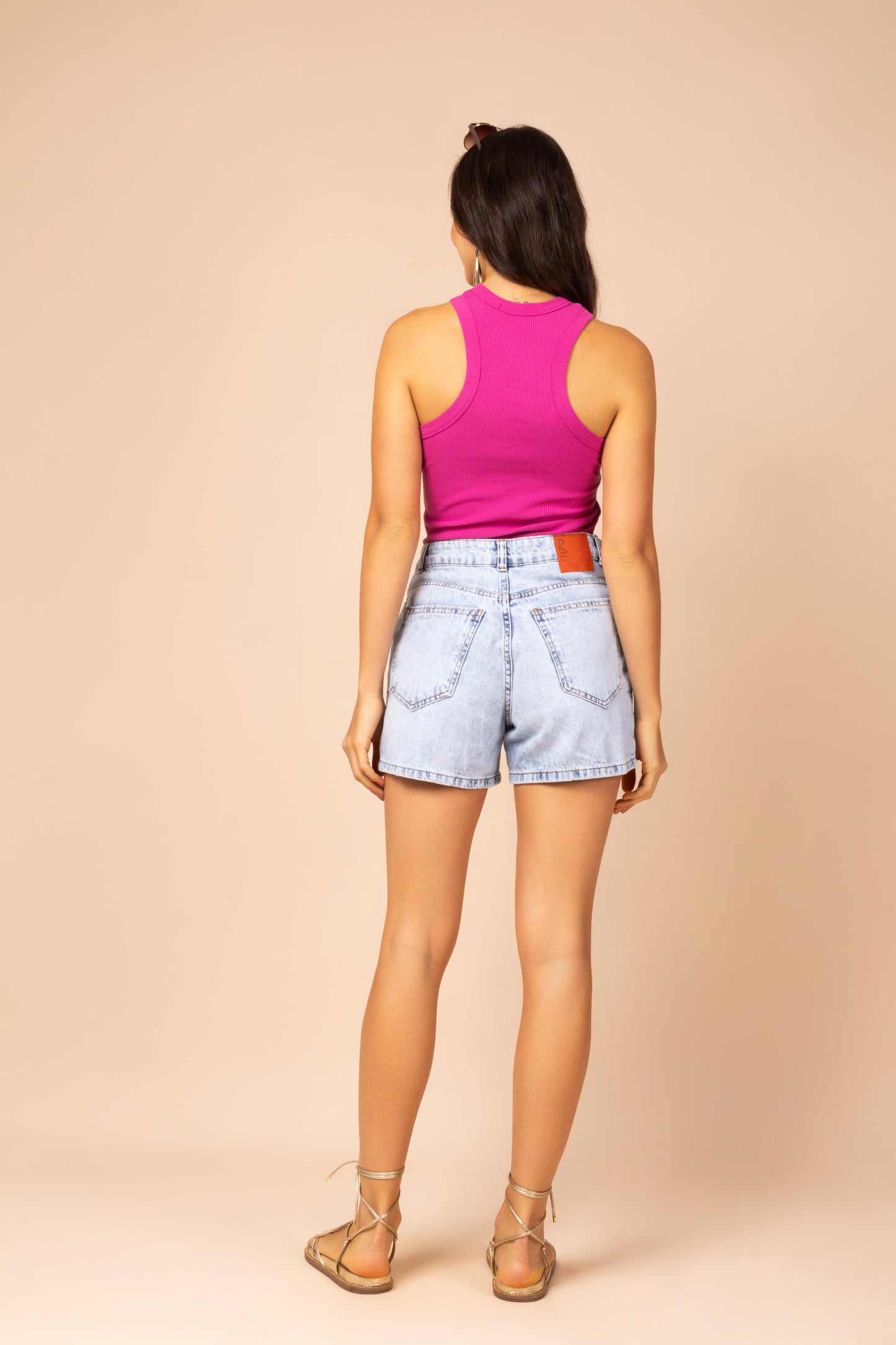 Shorts jeans com recorte