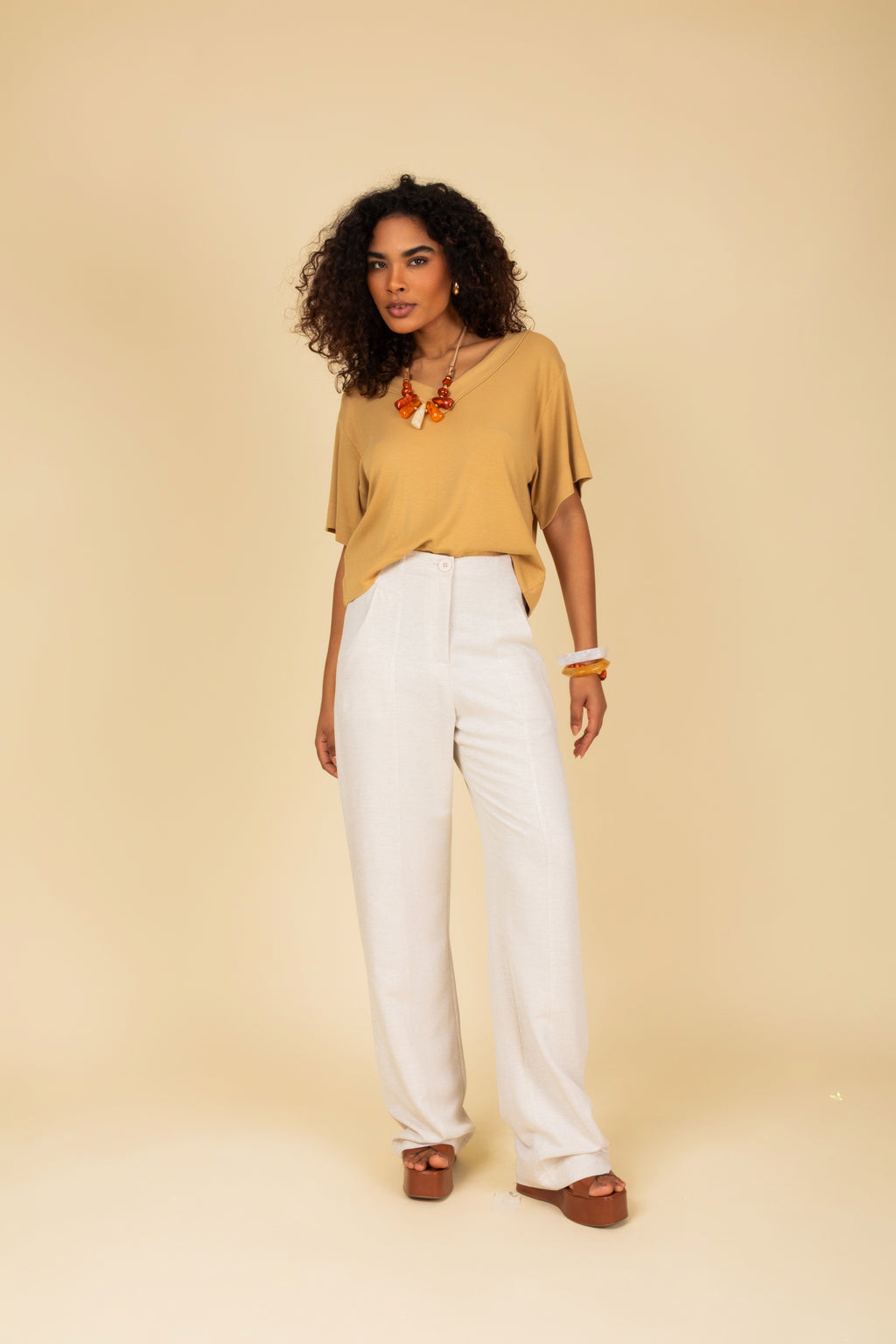 Calça com recortes em viscose