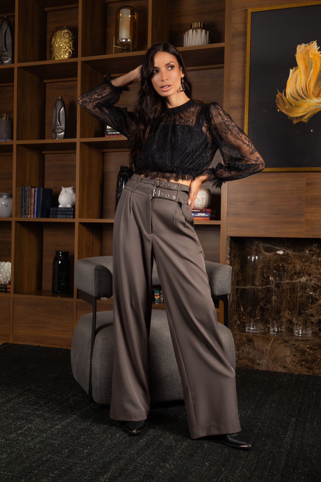 Calça pantalona elegante com cinto fino
