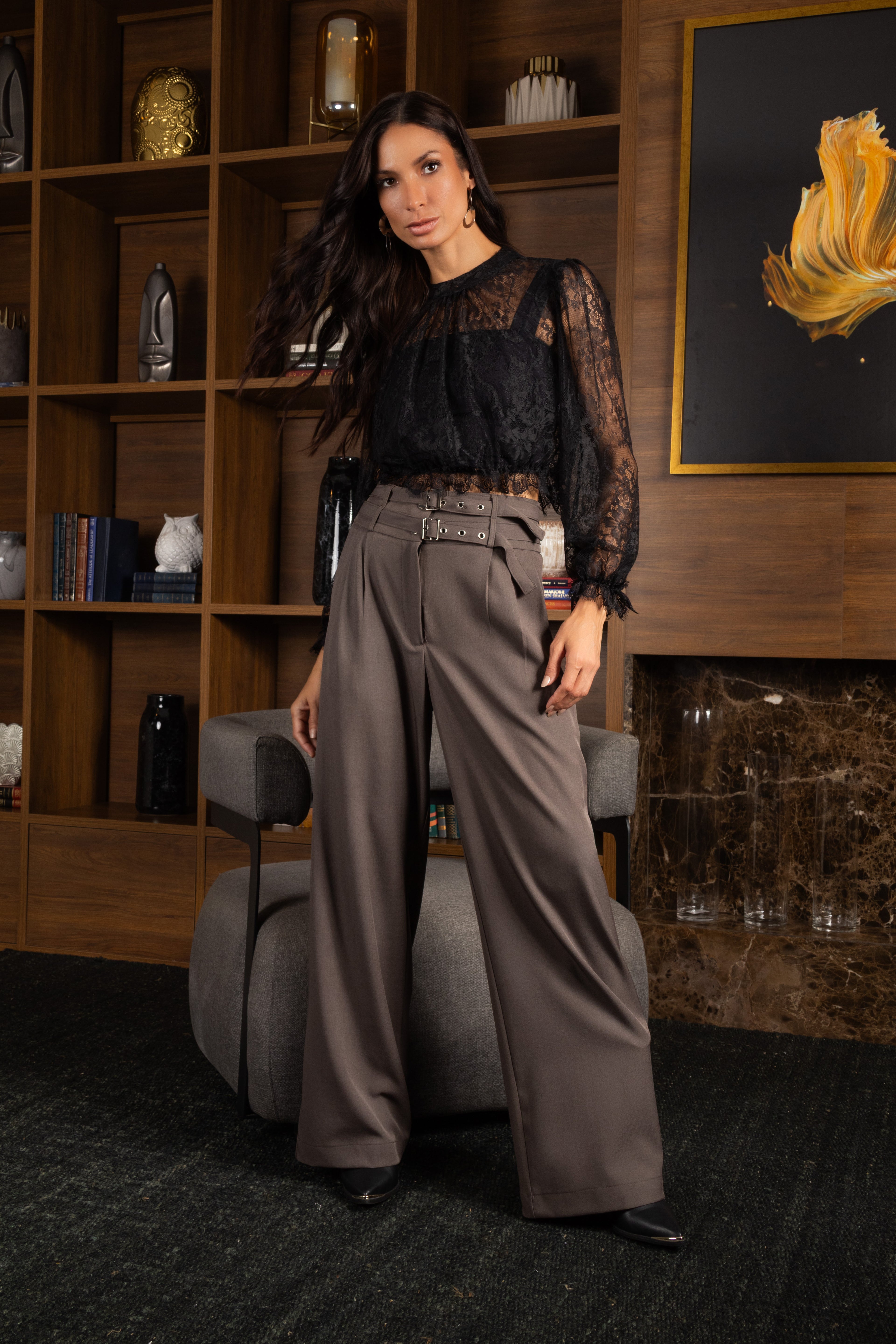 Calça pantalona elegante com cinto fino