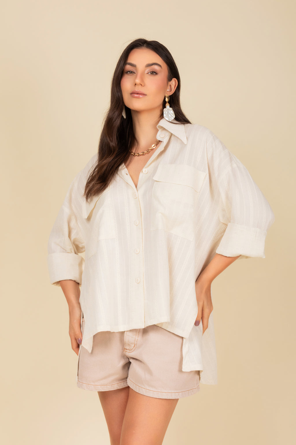 Camisa com bolsos com abertura lateral