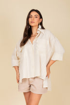 Camisa com bolsos com abertura lateral