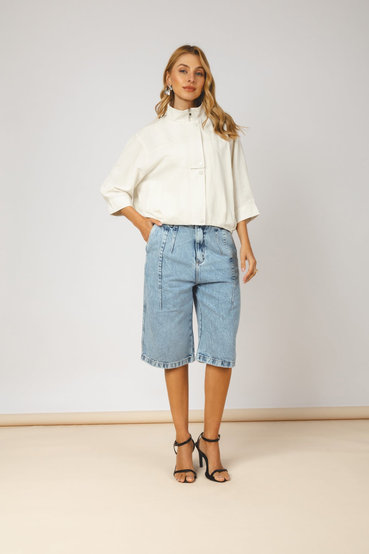 Bermuda Jeans com Pence