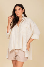 Camisa com bolsos com abertura lateral