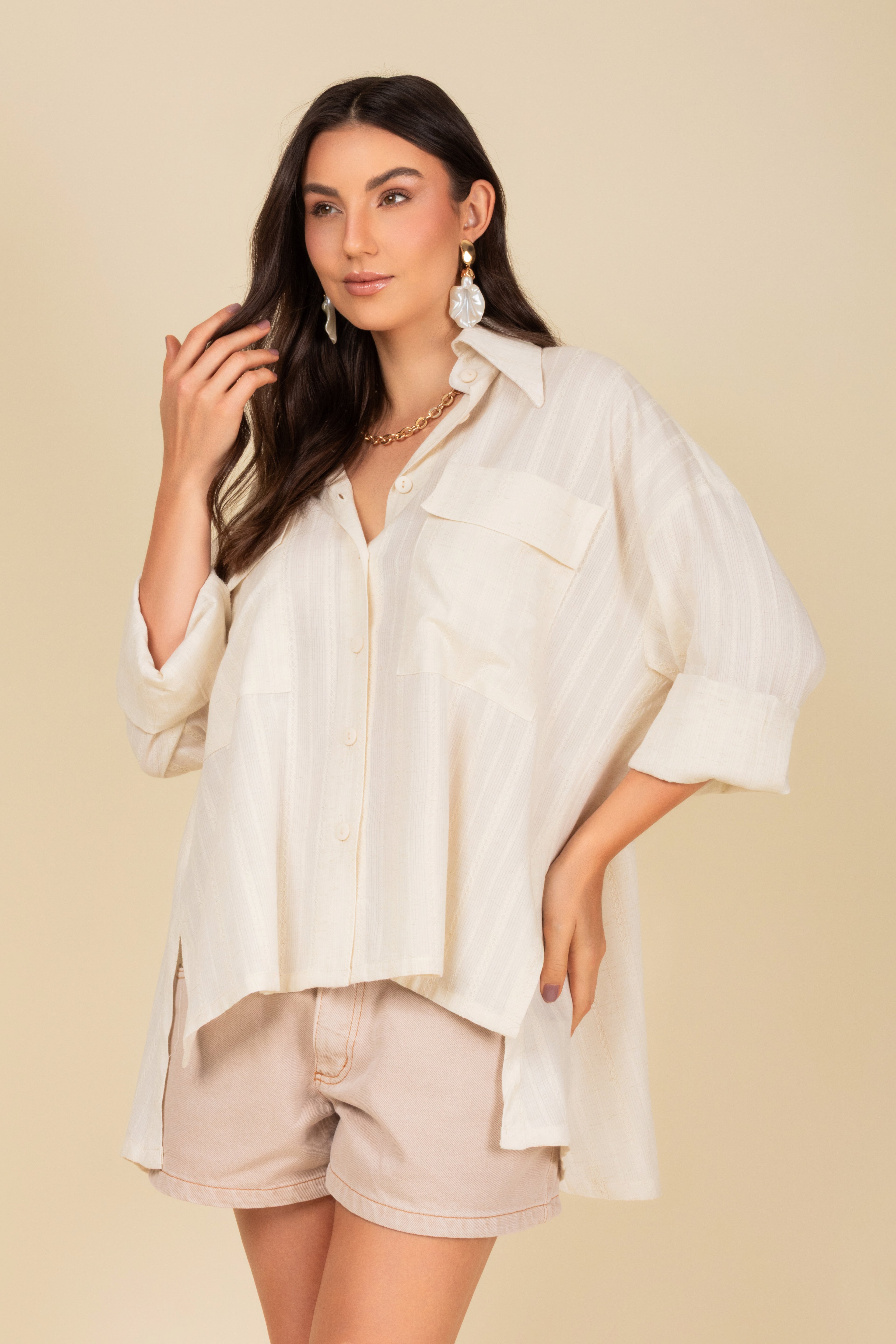 Camisa com bolsos com abertura lateral