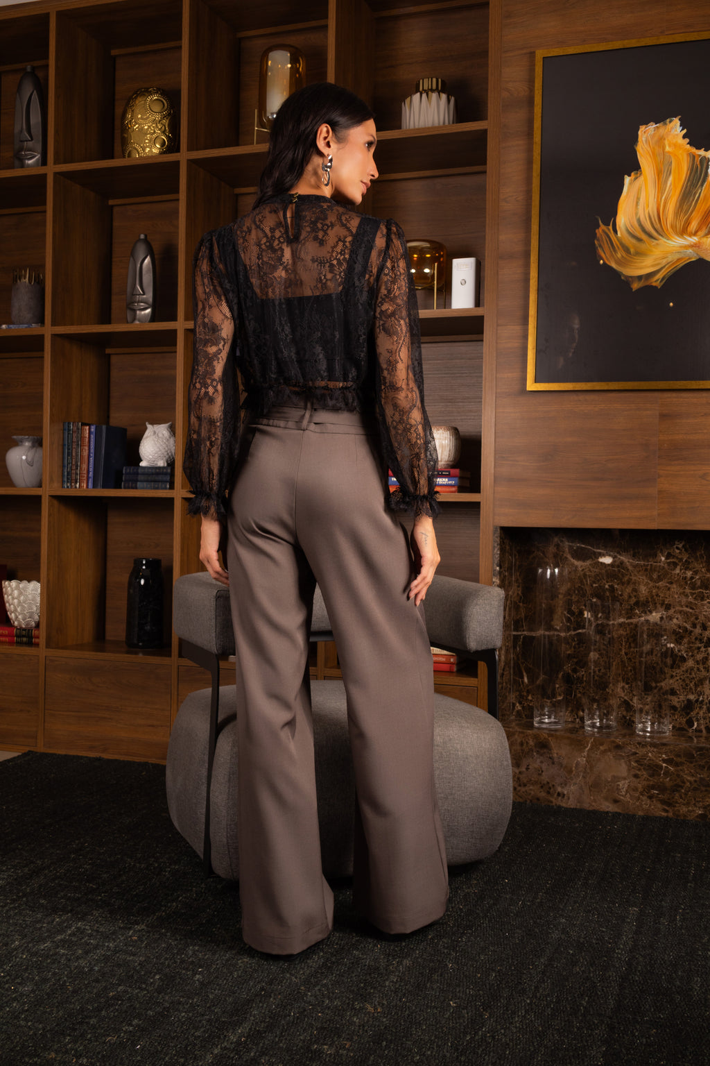Calça pantalona elegante com cinto fino