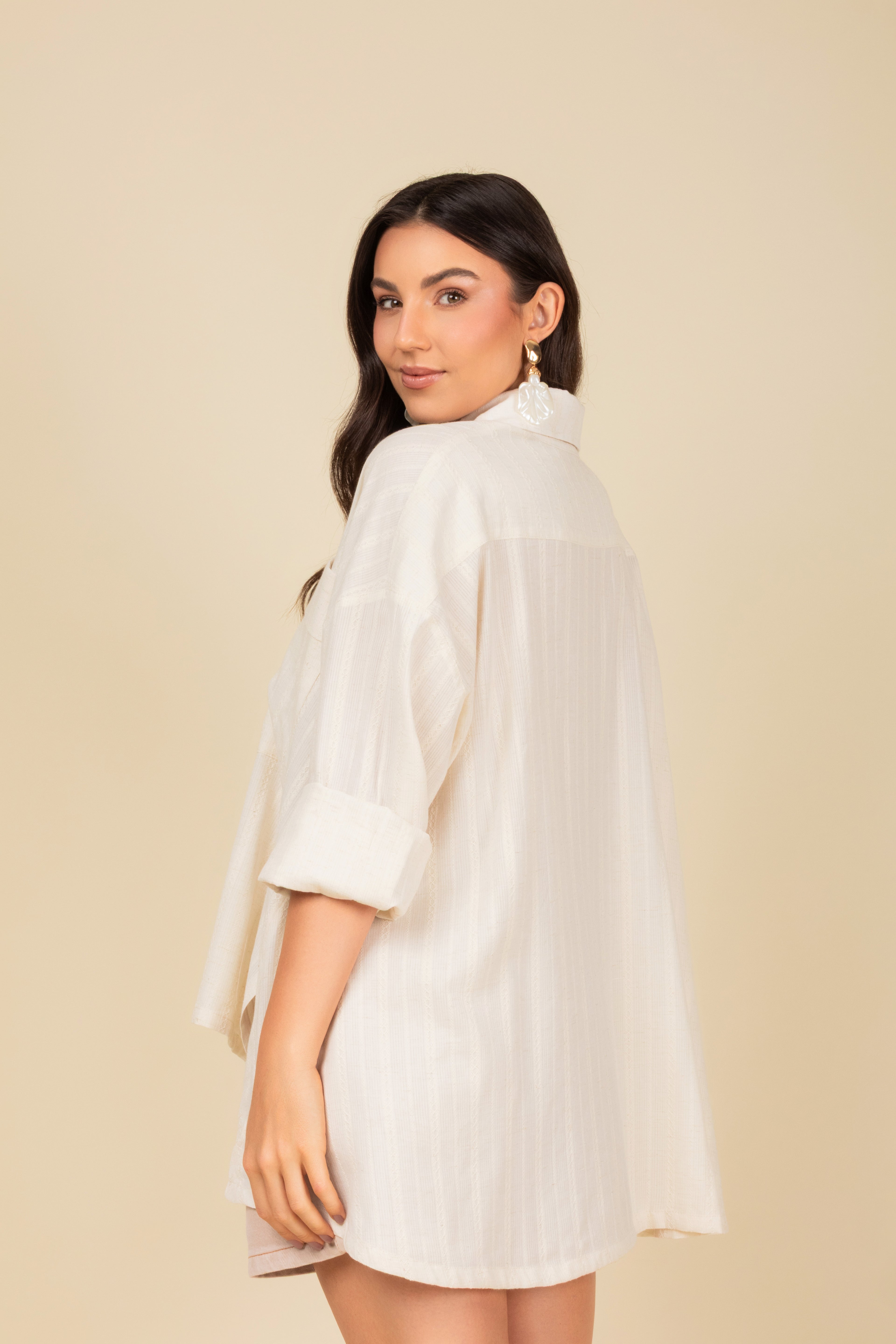 Camisa com bolsos com abertura lateral