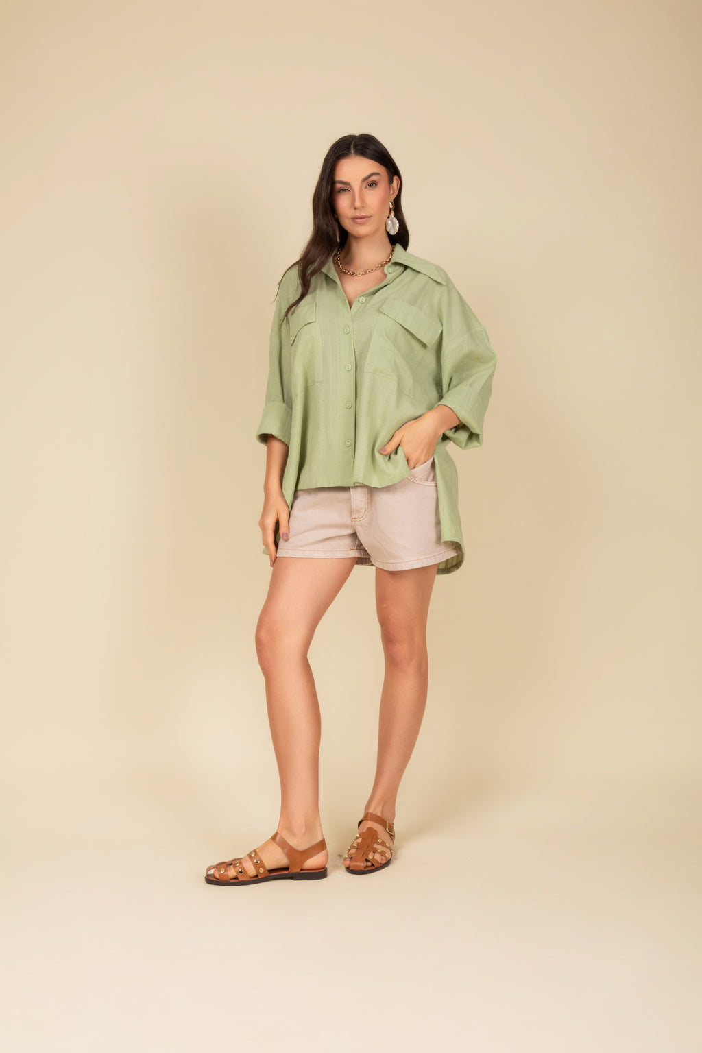 Camisa com bolsos com abertura lateral