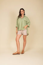 Camisa com bolsos com abertura lateral