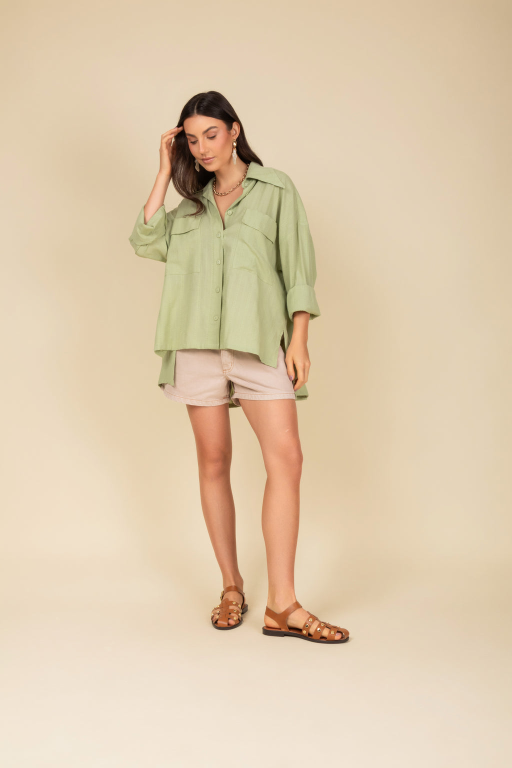 Camisa com bolsos com abertura lateral