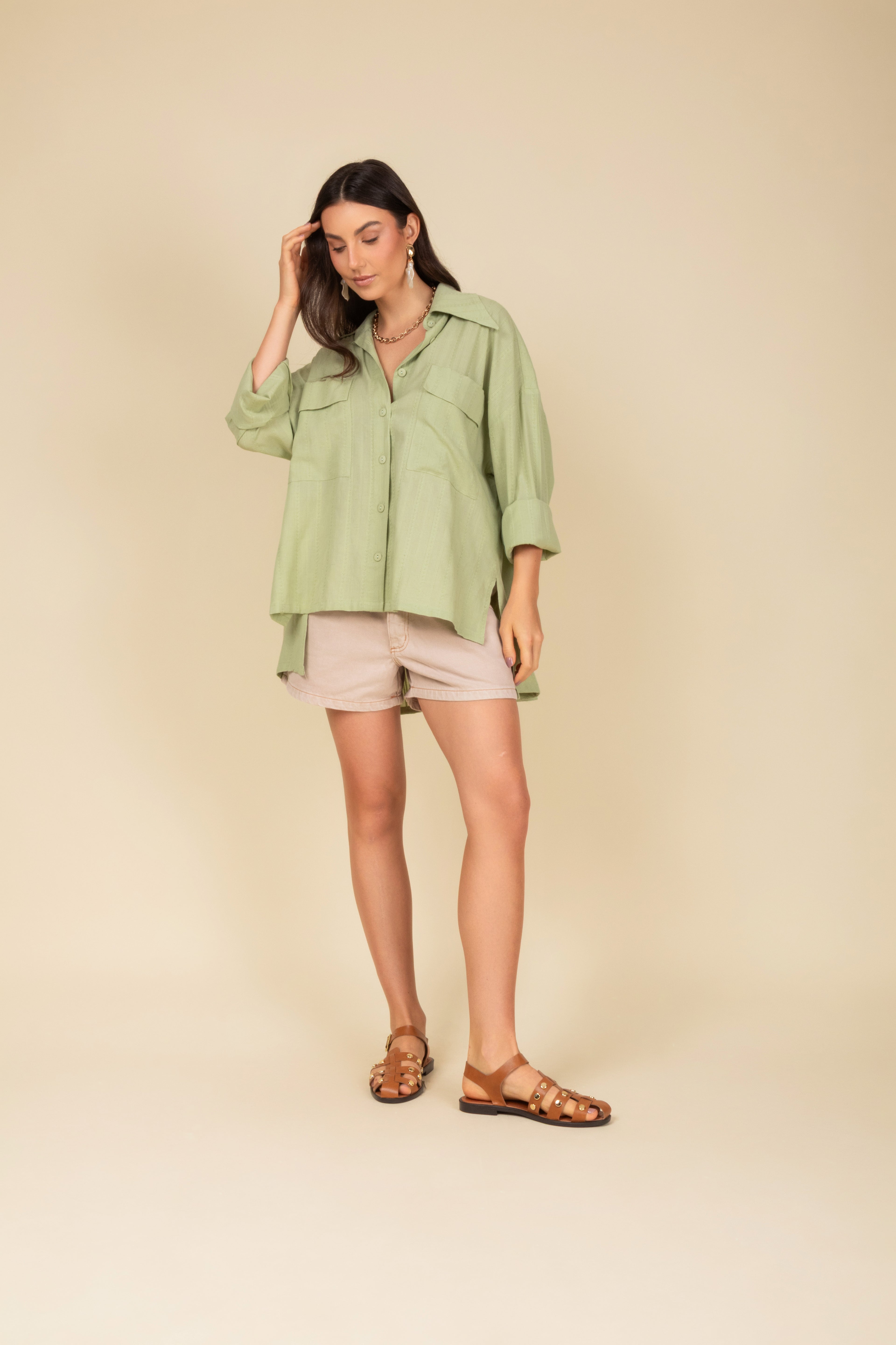 Camisa com bolsos com abertura lateral