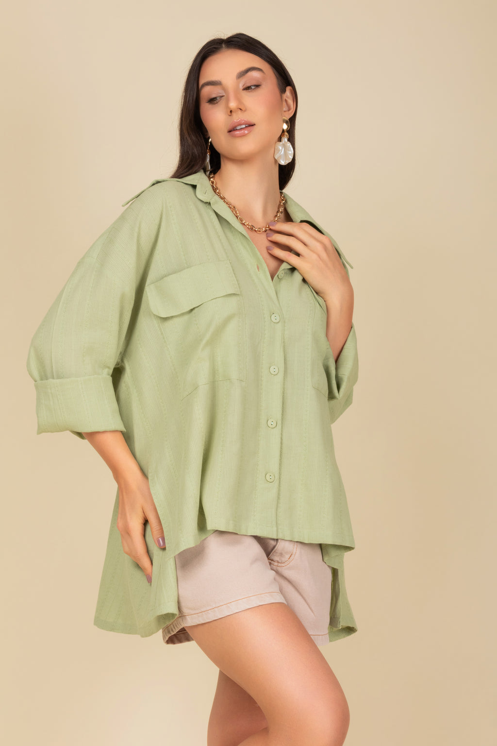 Camisa com bolsos com abertura lateral