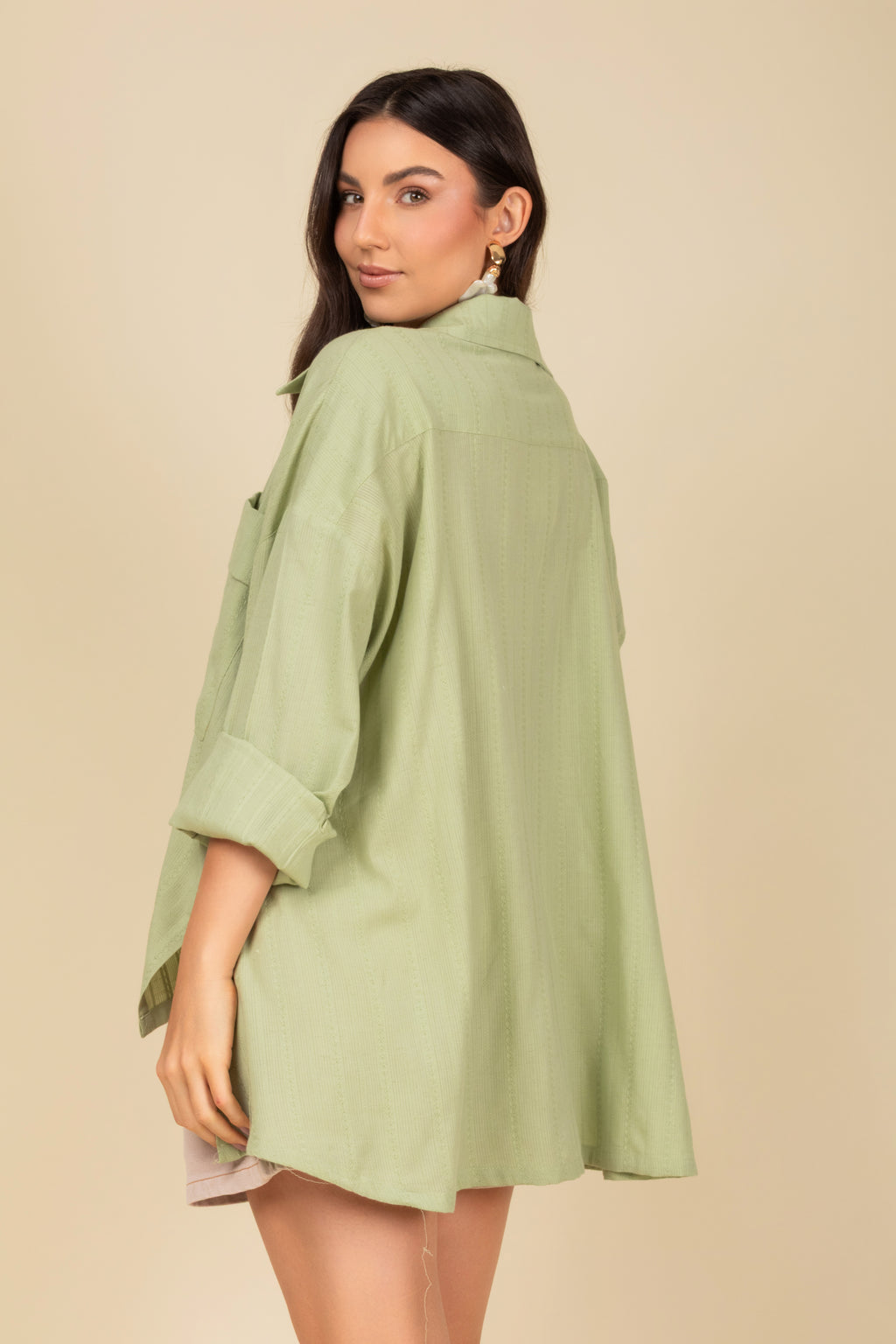 Camisa com bolsos com abertura lateral