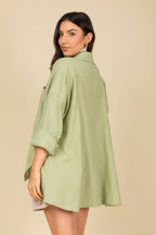Camisa com bolsos com abertura lateral