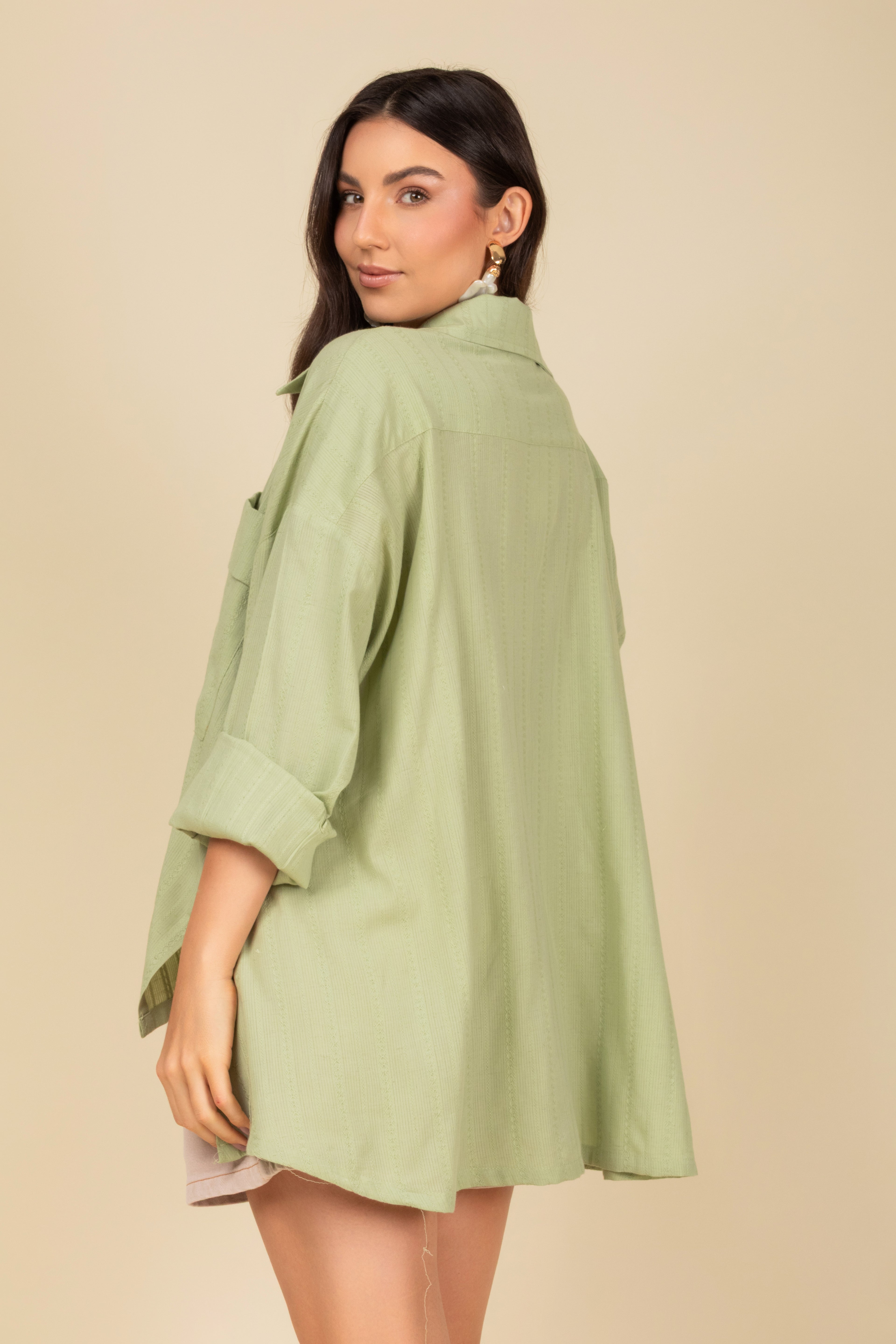 Camisa com bolsos com abertura lateral